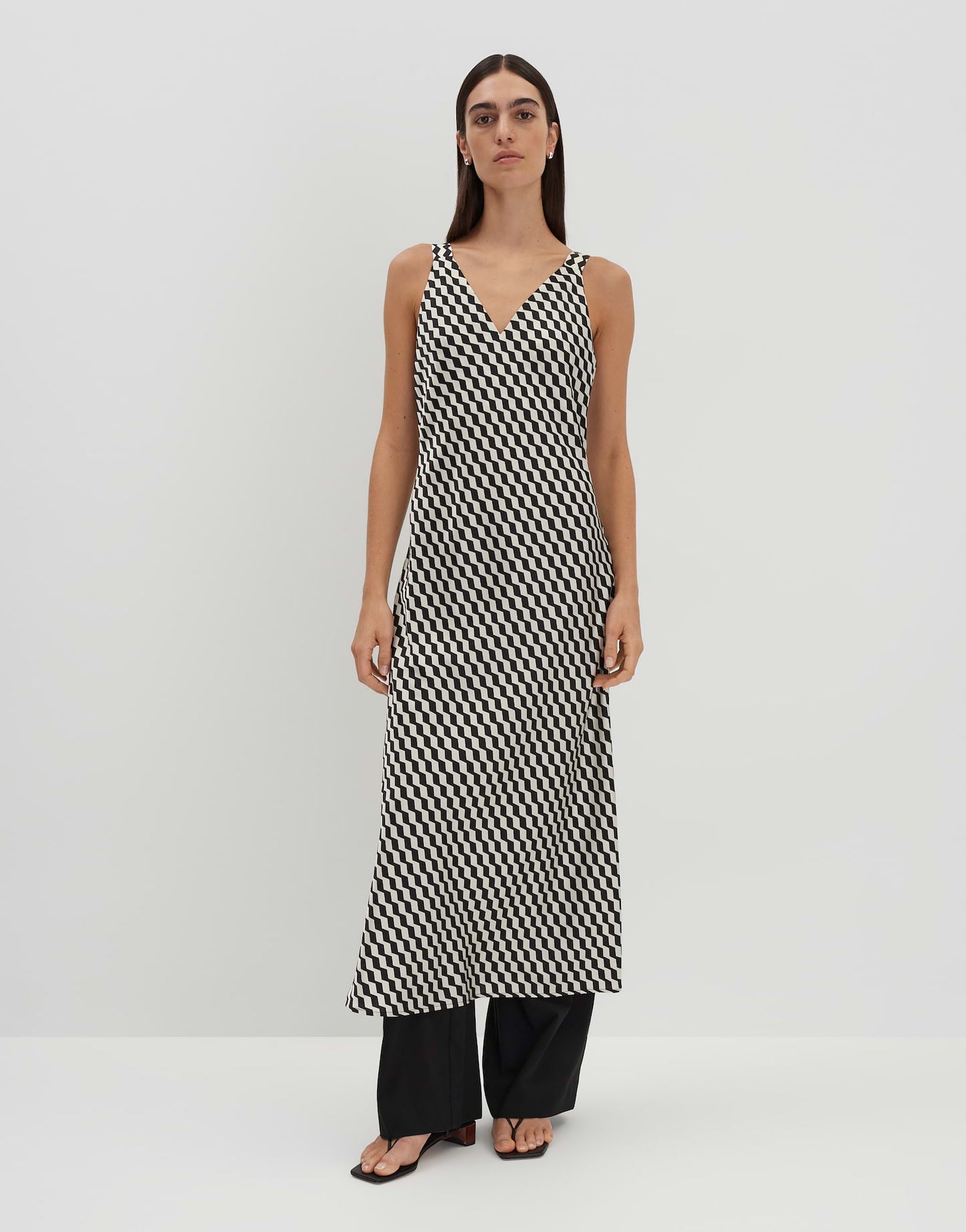 Qova graphic (Black)