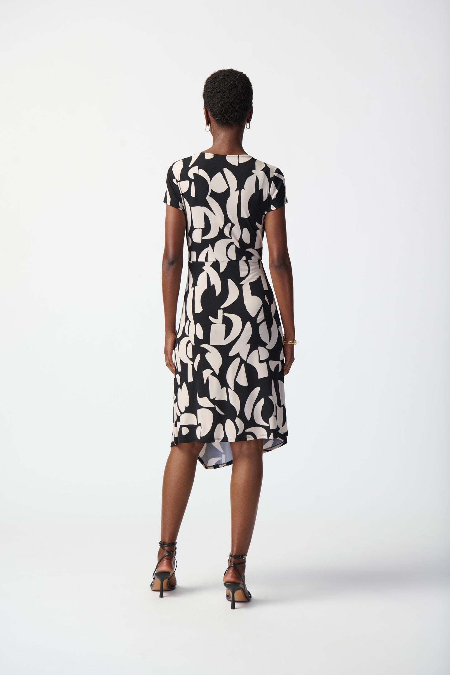 Wickelkleid aus Jersey mit abstraktem Muster (Schwarz/perlmut)