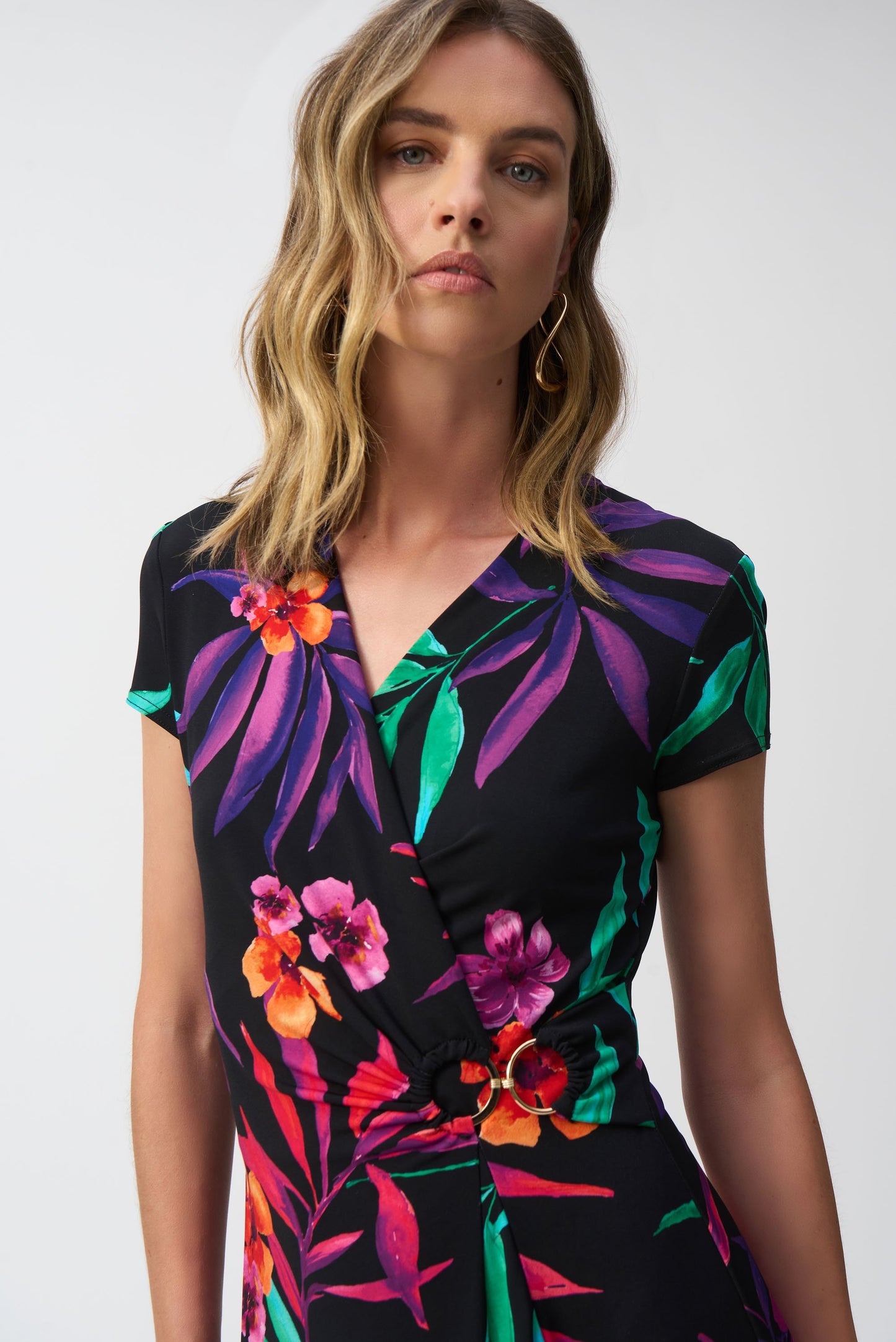 Wickelkleid aus Jersey mit tropischem Muster (Schwarz/multi)