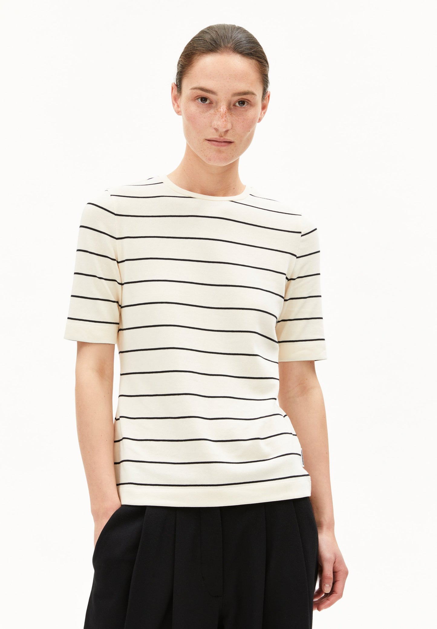 Jaanisara Fine Stripe T-shirt (Oatmilk-black)