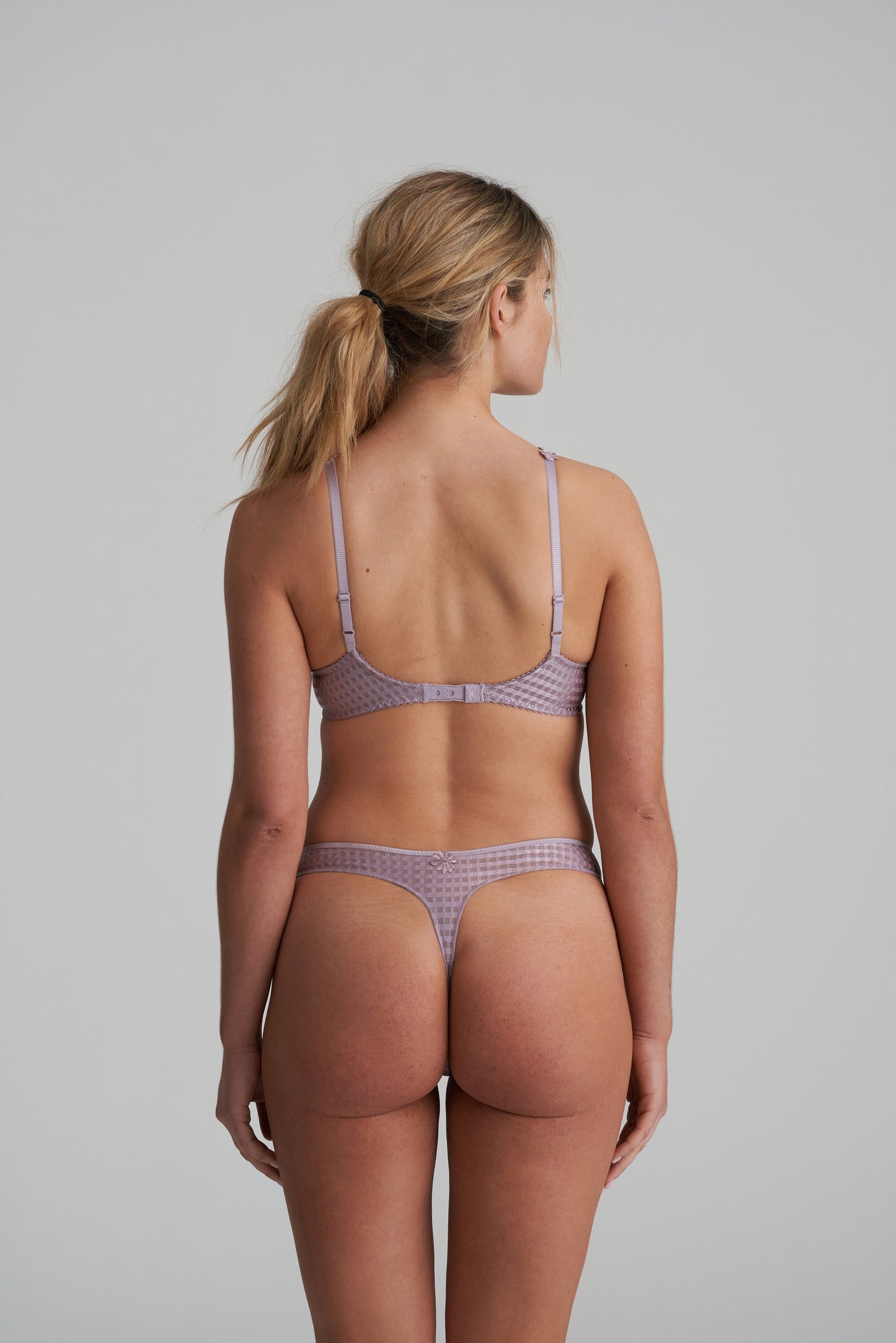 AVERO Soft Sand String (Sof)