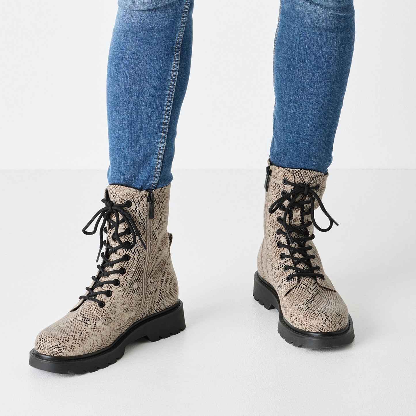 Stiefel (Beige Snake)