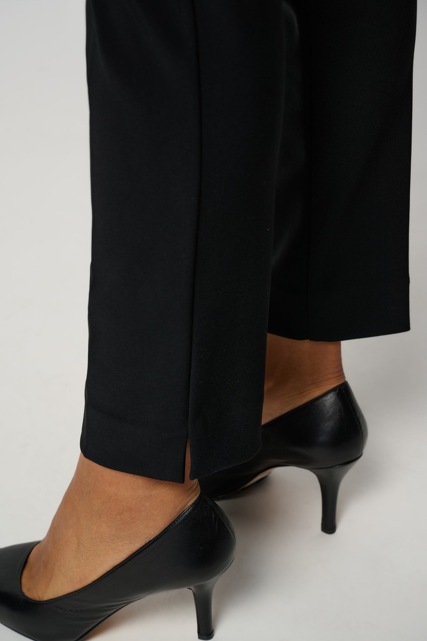Schmal geschnittene Jerseyhose mit Komfortbund (Schwarz)
