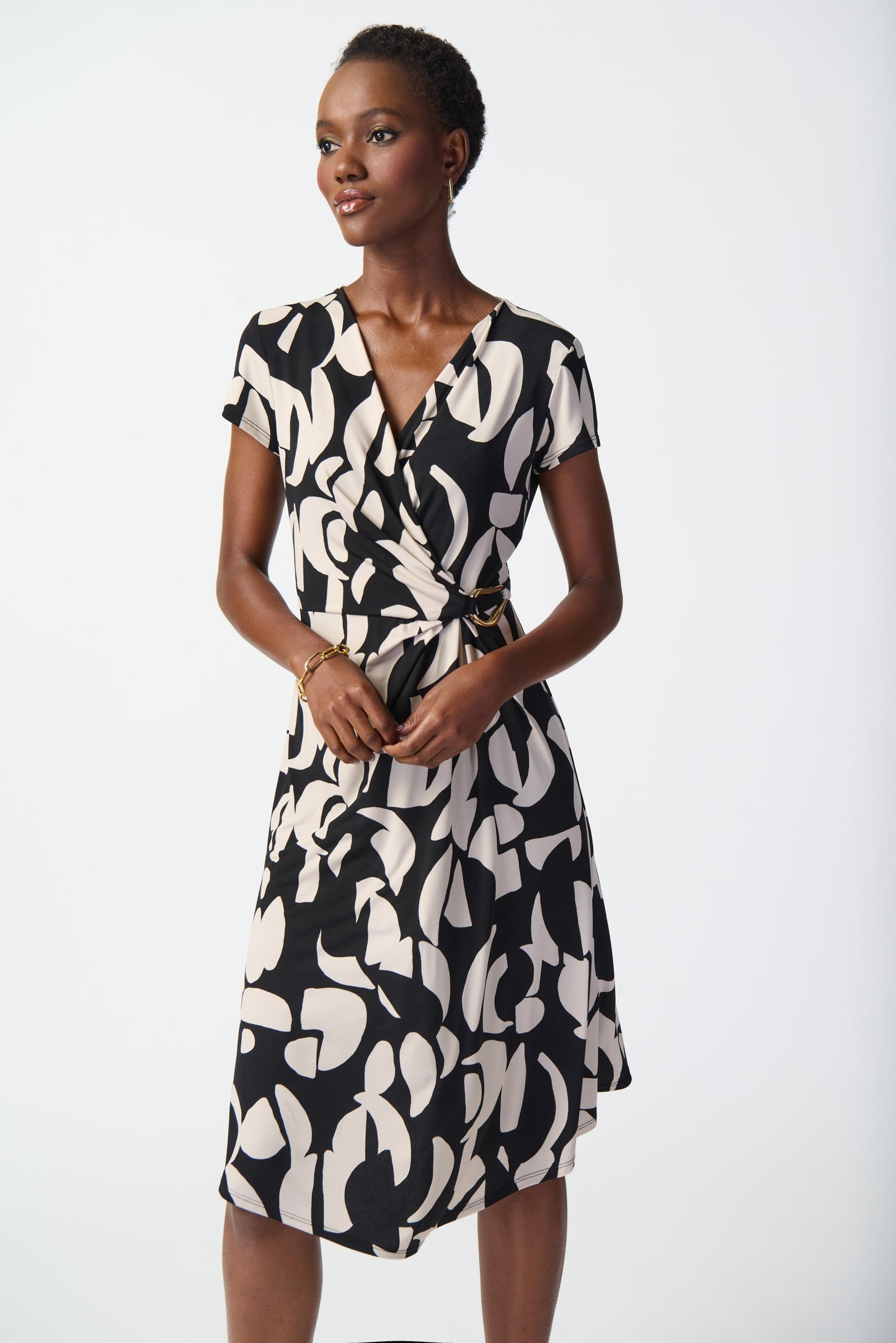 Wickelkleid aus Jersey mit abstraktem Muster (Schwarz/perlmut)
