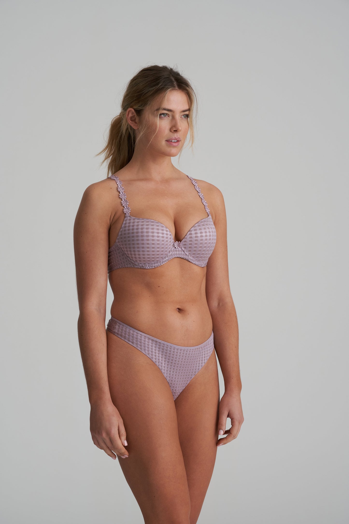 AVERO Soft Sand String (Sof)