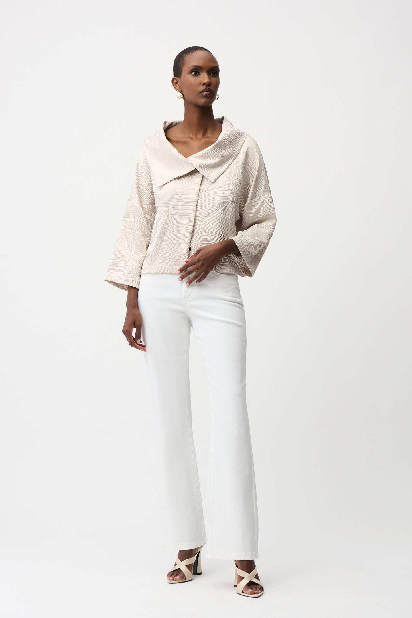 Boxy-Jacke aus plissiertem Satin mit Overlay-Kragen (Perlmutt)