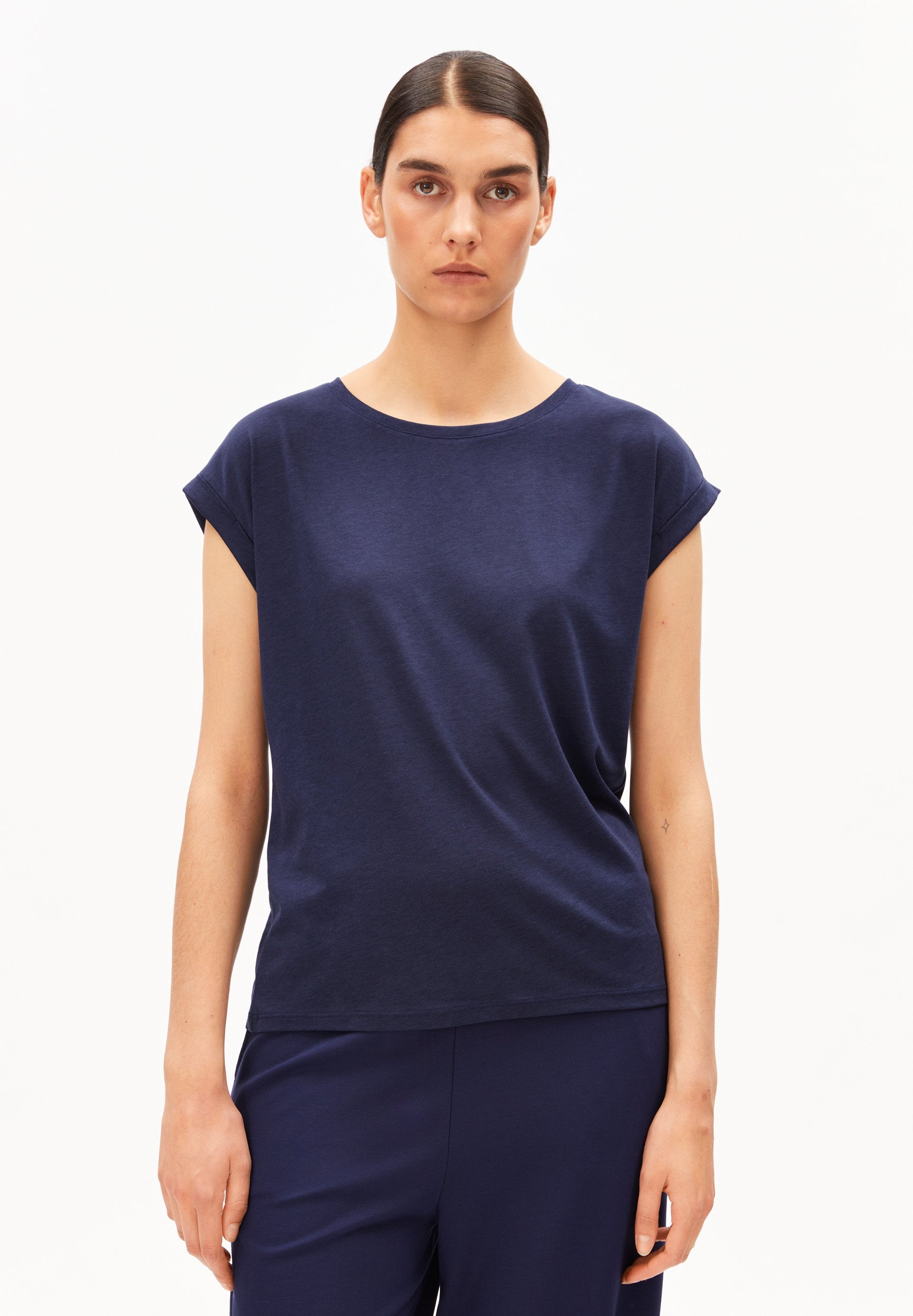 Jilaana T-shirt (Tinted Navy)