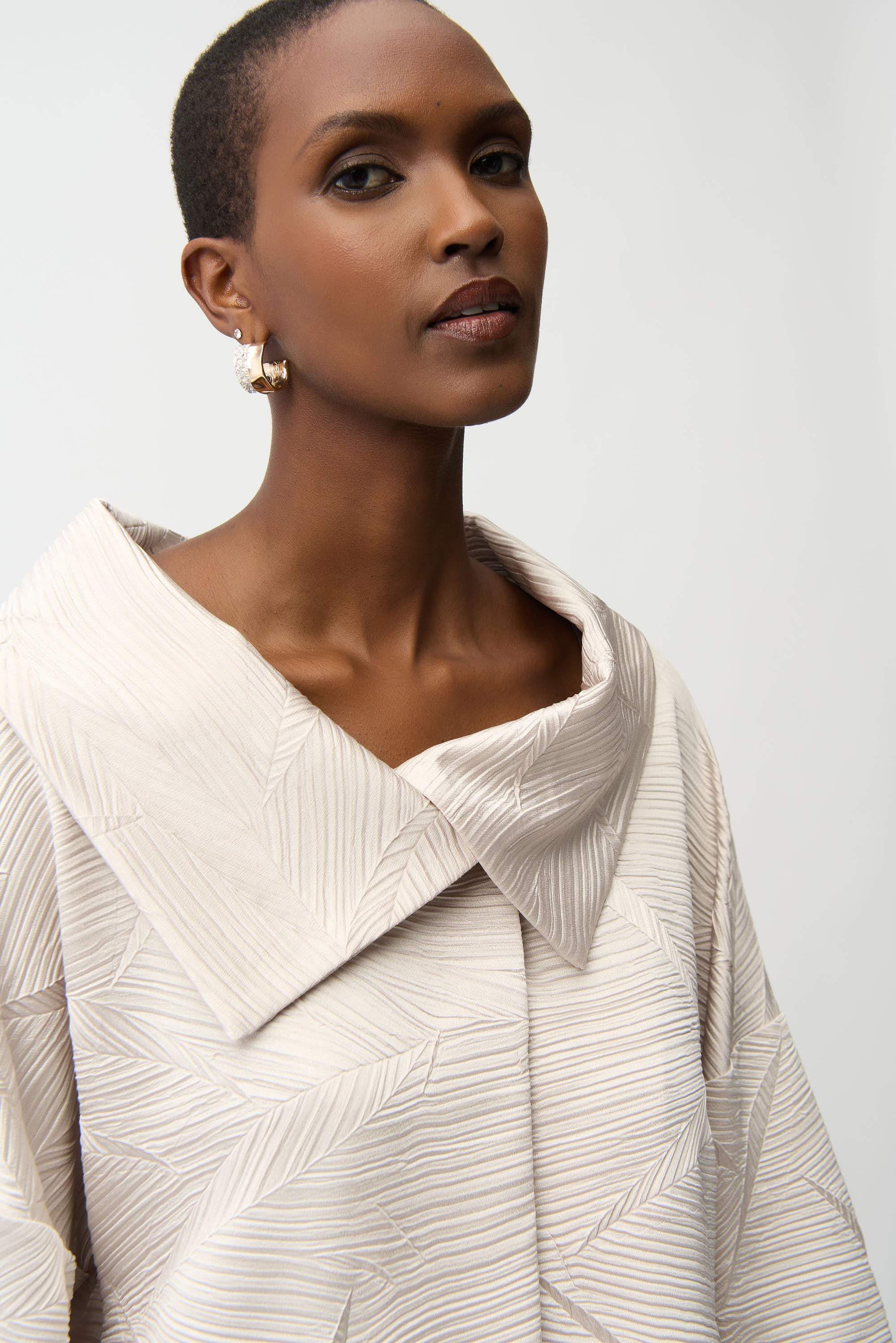 Boxy-Jacke aus plissiertem Satin mit Overlay-Kragen (Perlmutt)