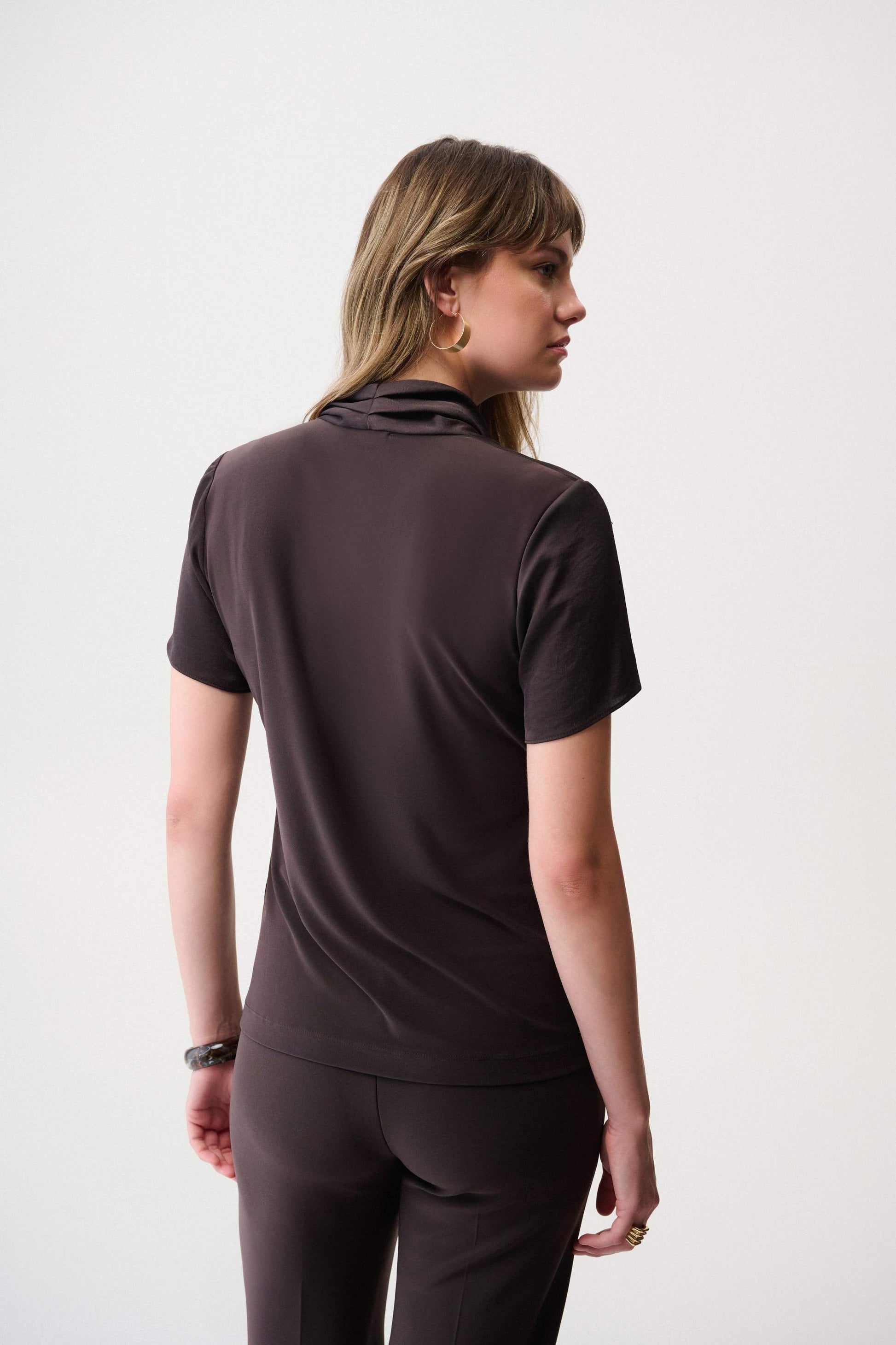 Wickelshirt aus recyceltem Satin und feinem Jersey (Mokka)