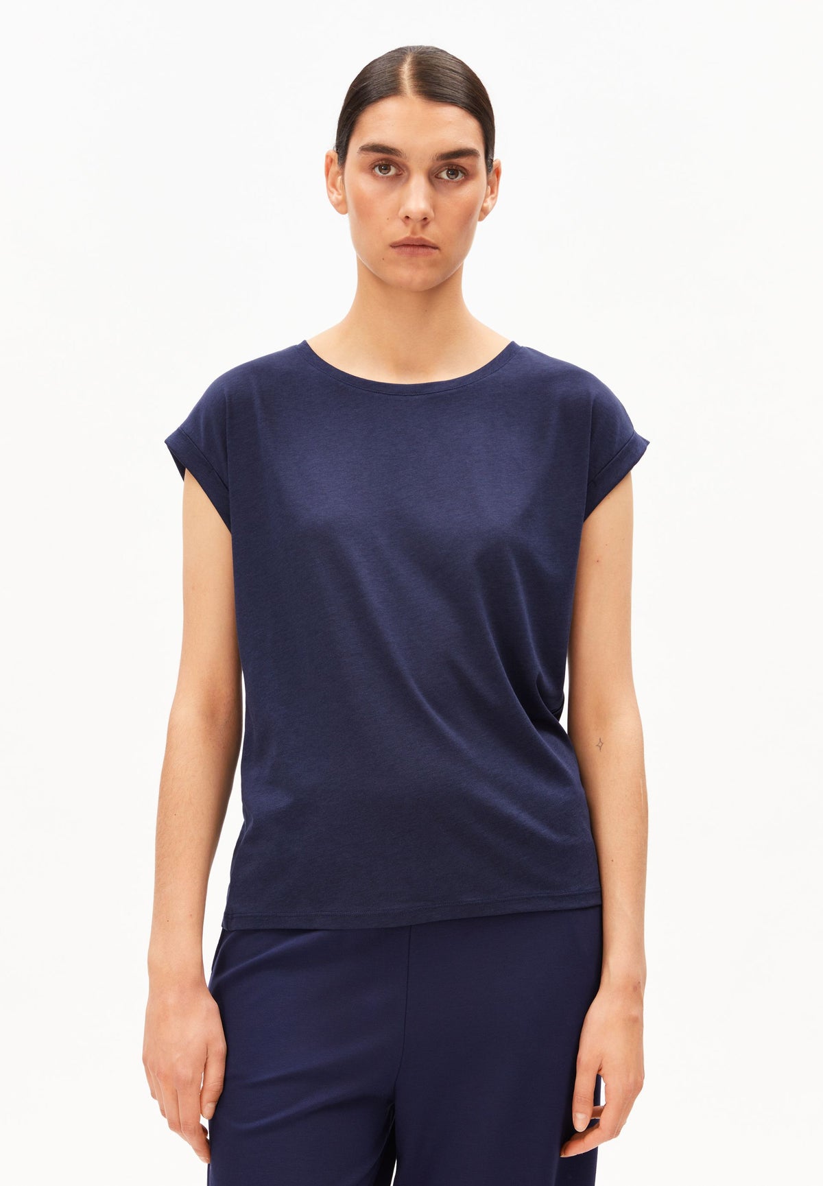 Jilaana T-shirt (Tinted Navy)