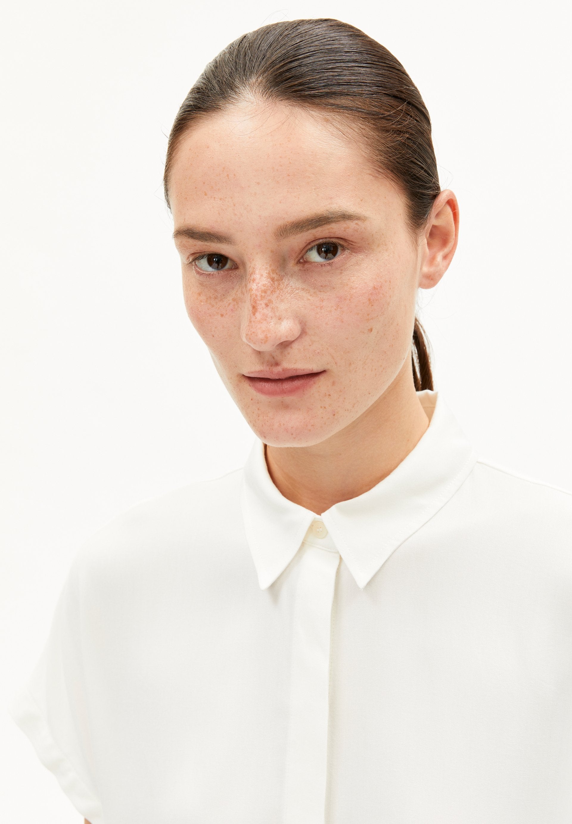 Larisaana (Off White)
