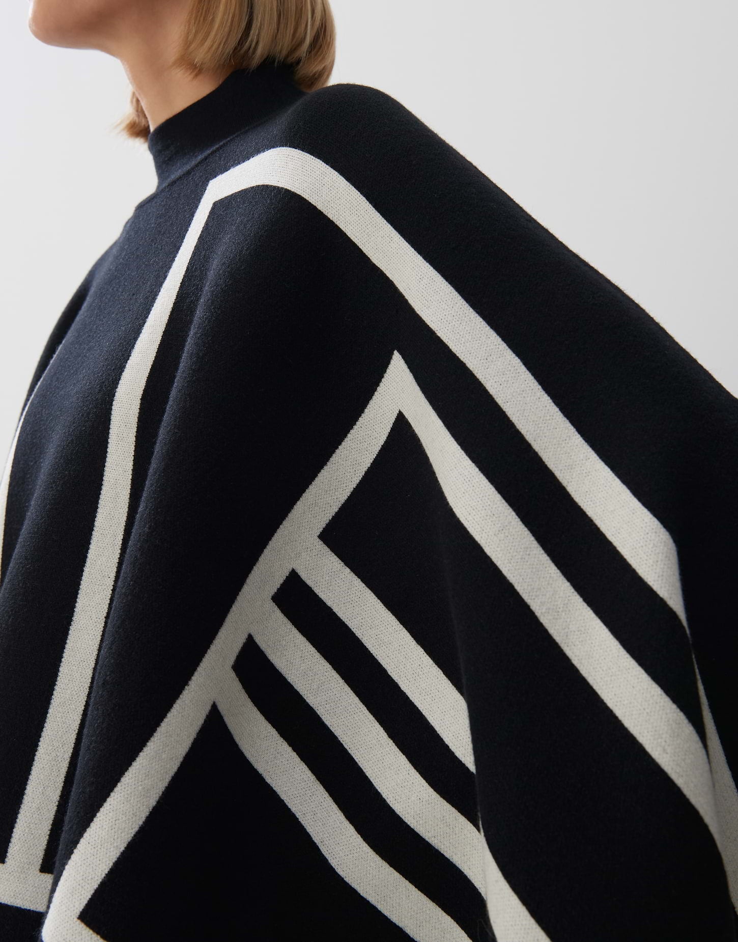 Benuki cape (Black)