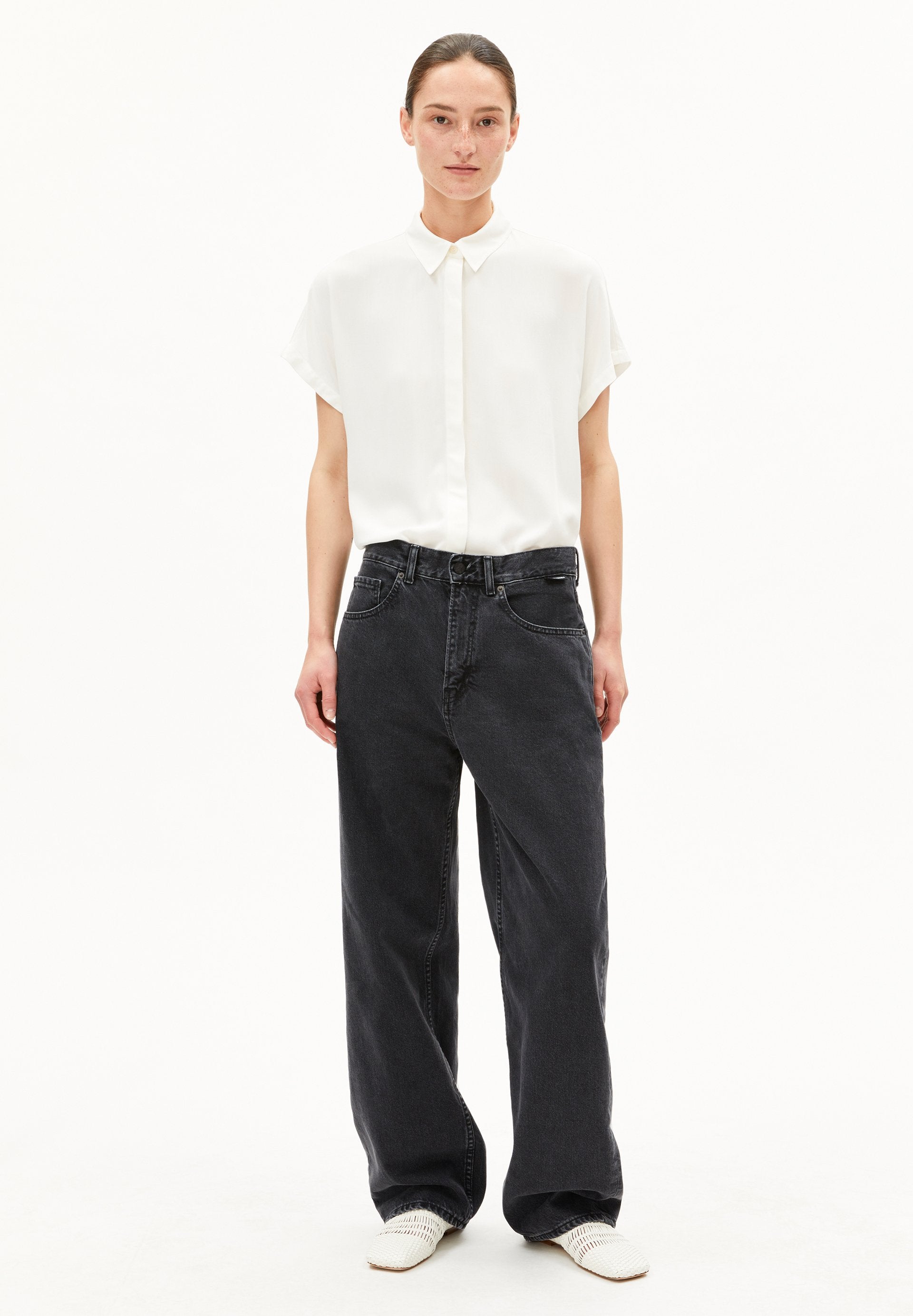 Larisaana (Off White)