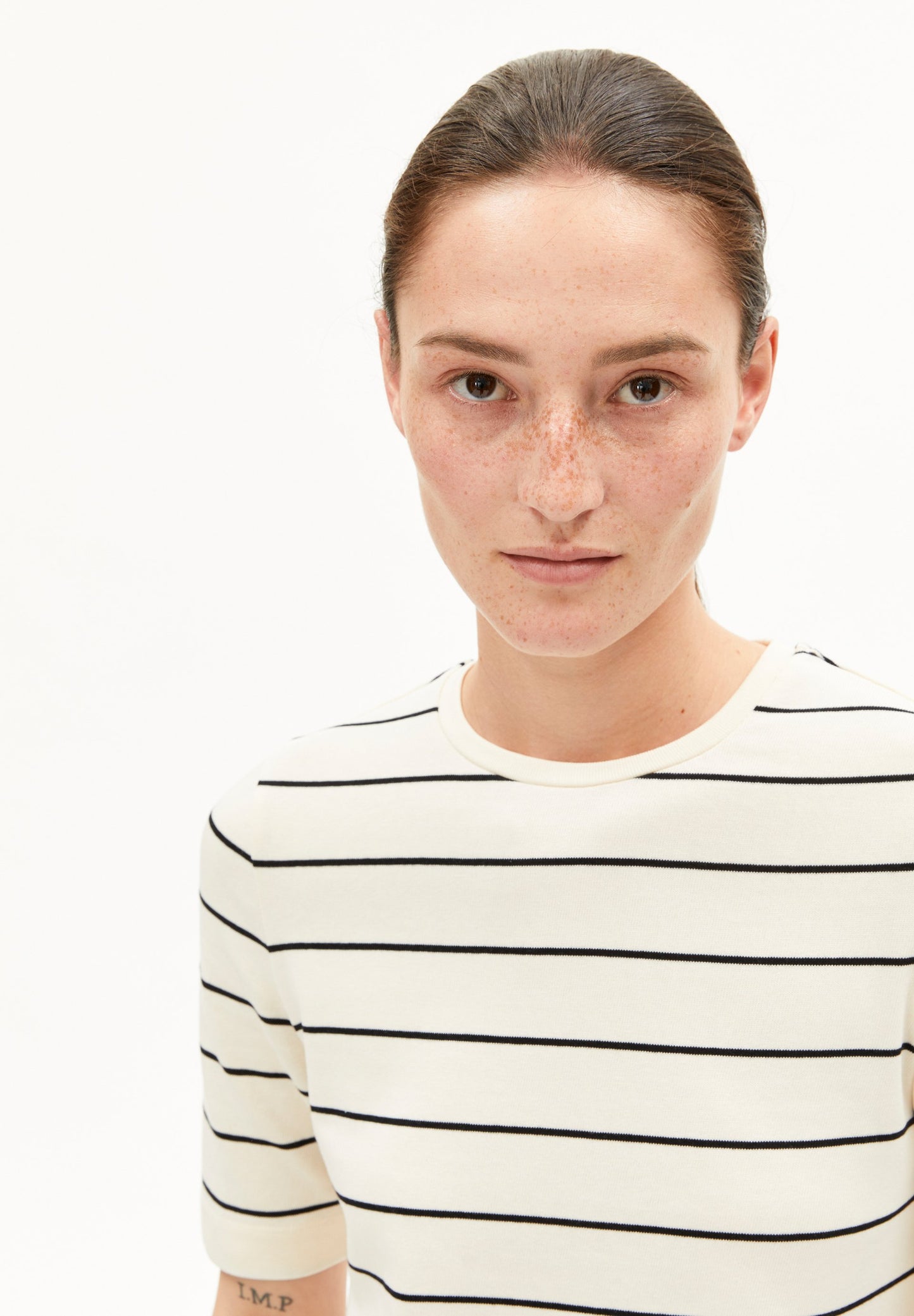 Jaanisara Fine Stripe T-shirt (Oatmilk-black)