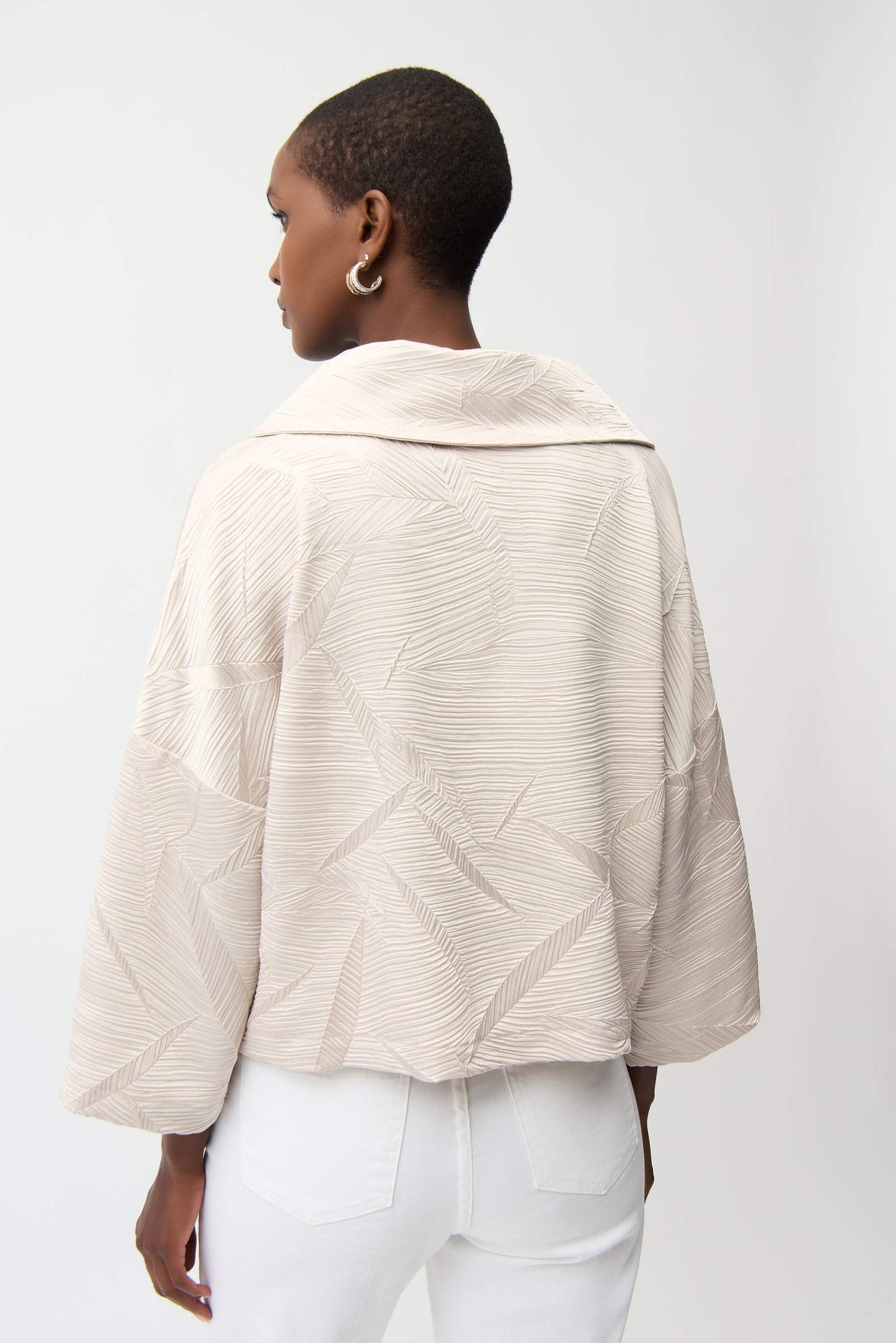Boxy-Jacke aus plissiertem Satin mit Overlay-Kragen (Perlmutt)