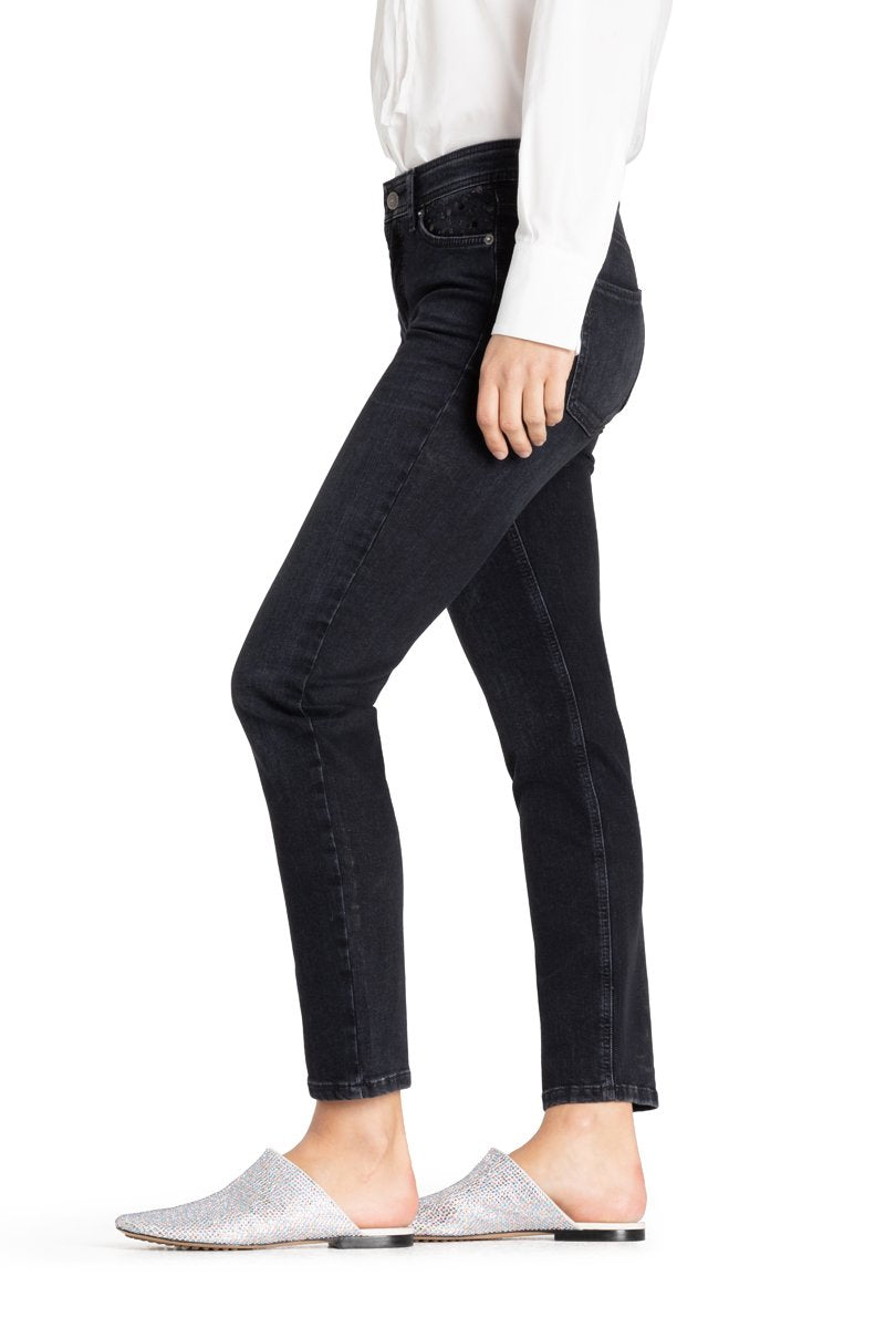 Piper cropped (Modern Dark)