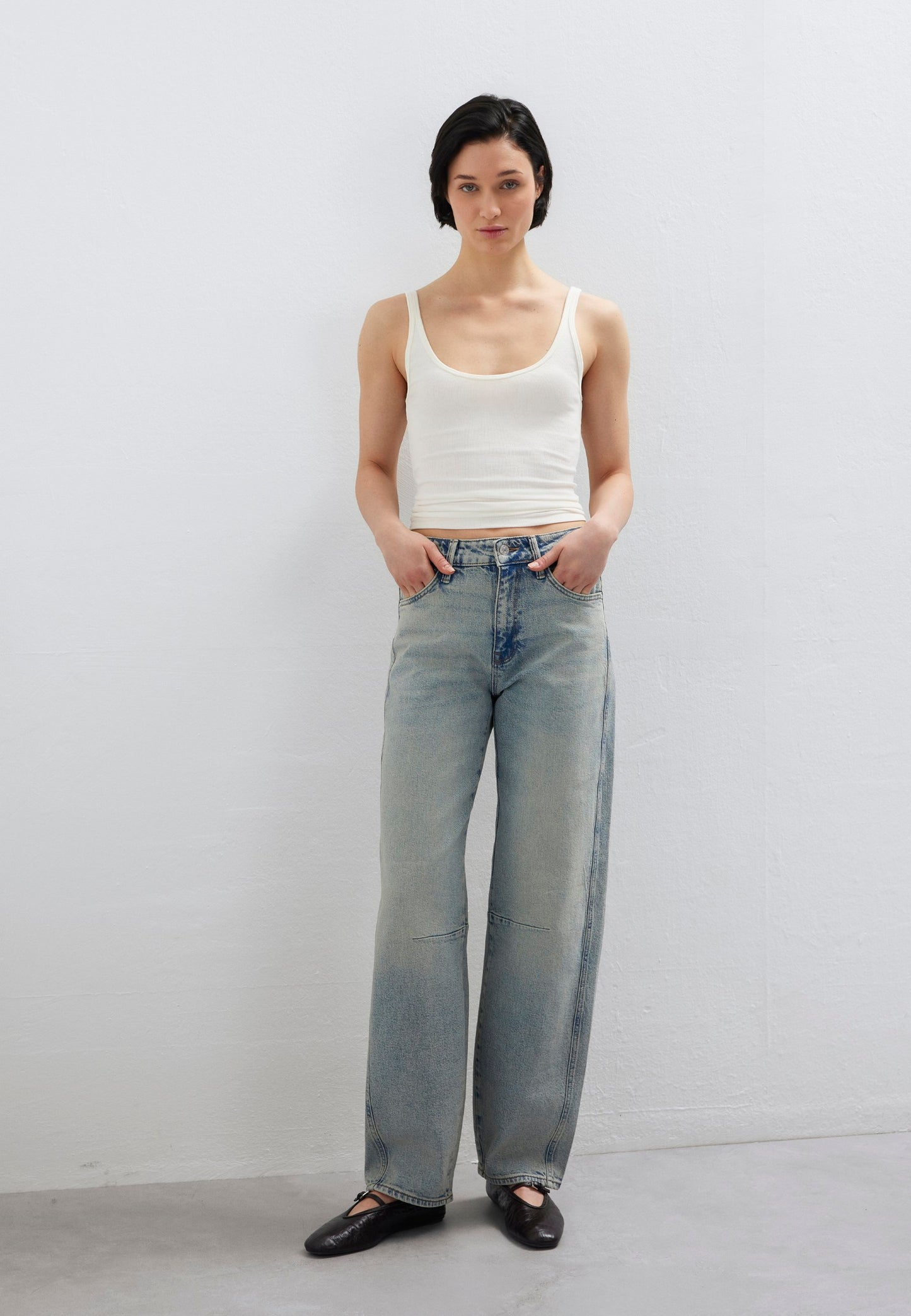 LEILA W/Cut (Lt Used 90's)