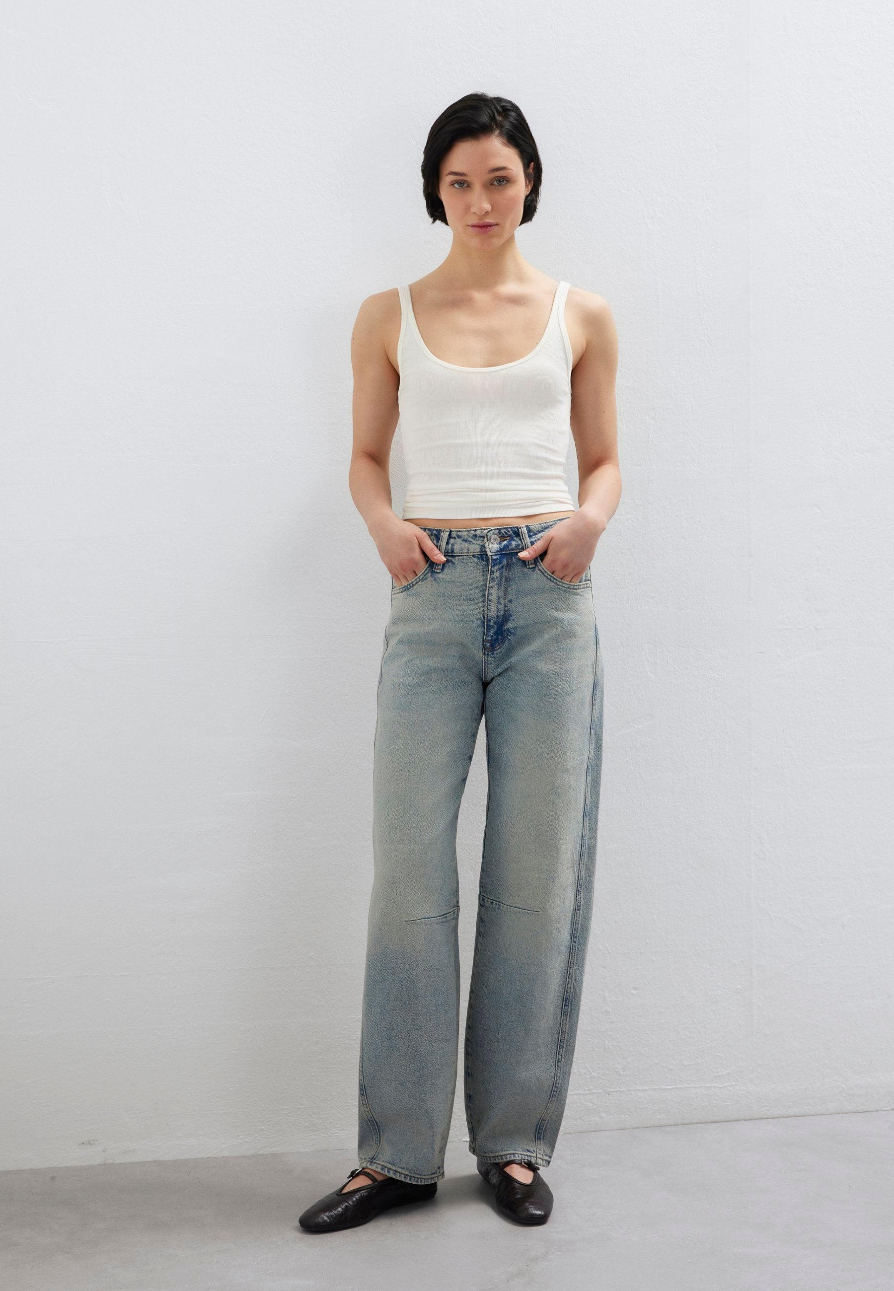 LEILA W/Cut (Lt Used 90's)