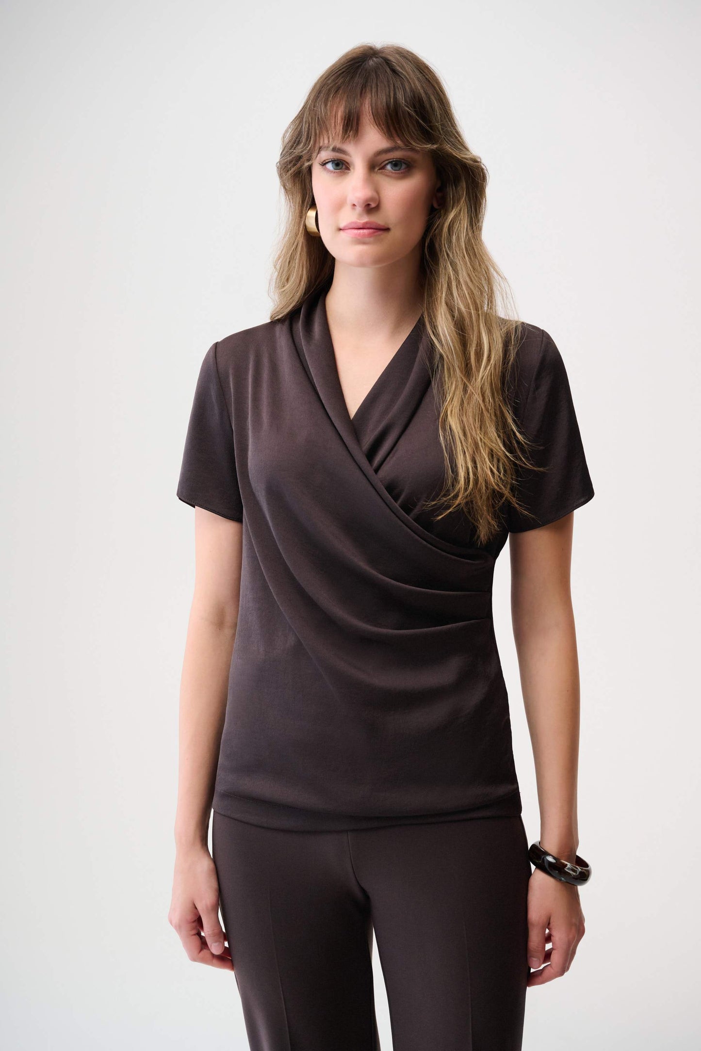 Wickelshirt aus recyceltem Satin und feinem Jersey (Mokka)