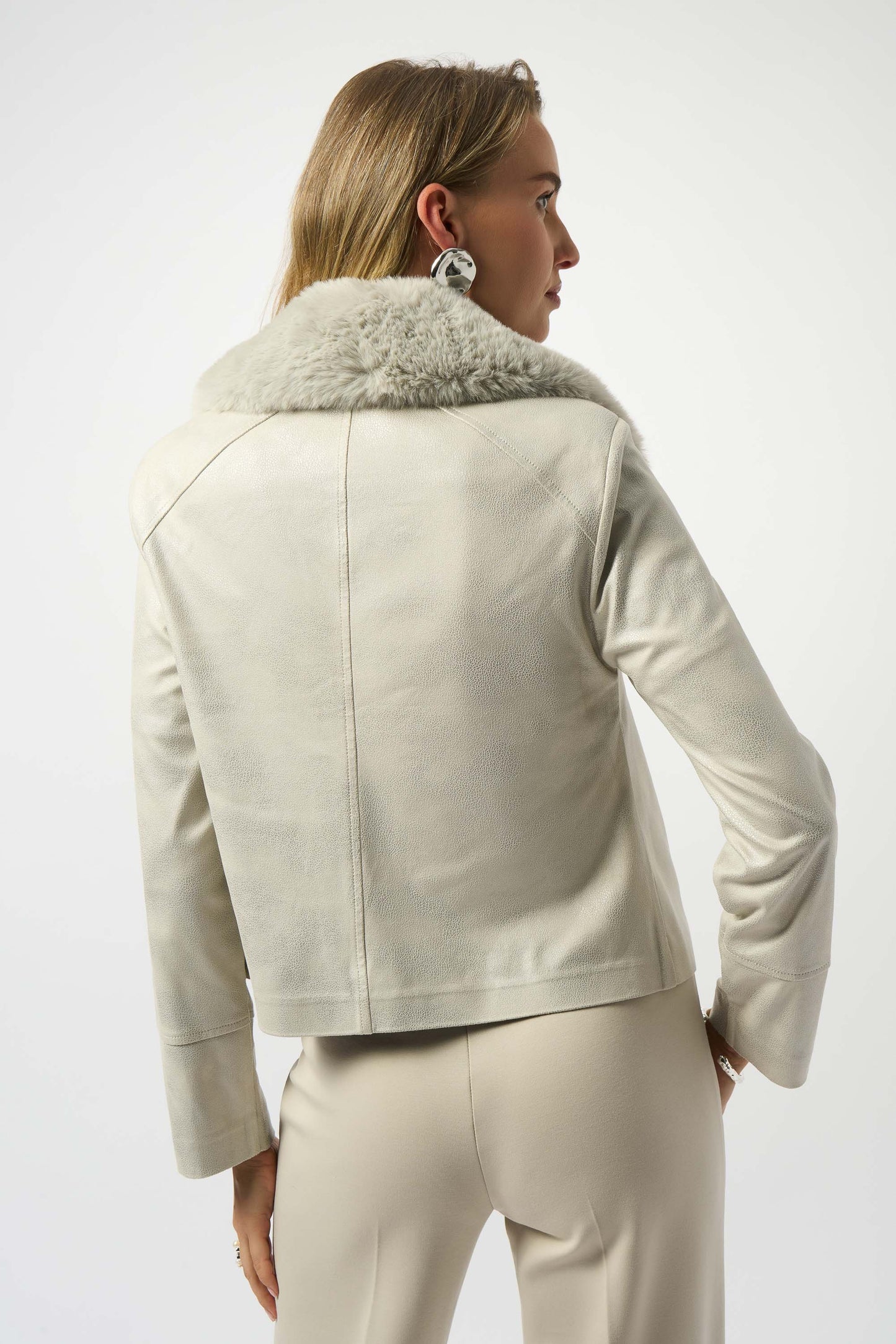 Jacke aus foliertem Wildleder mit Kragen aus Kunstpelz (Perlmutt)