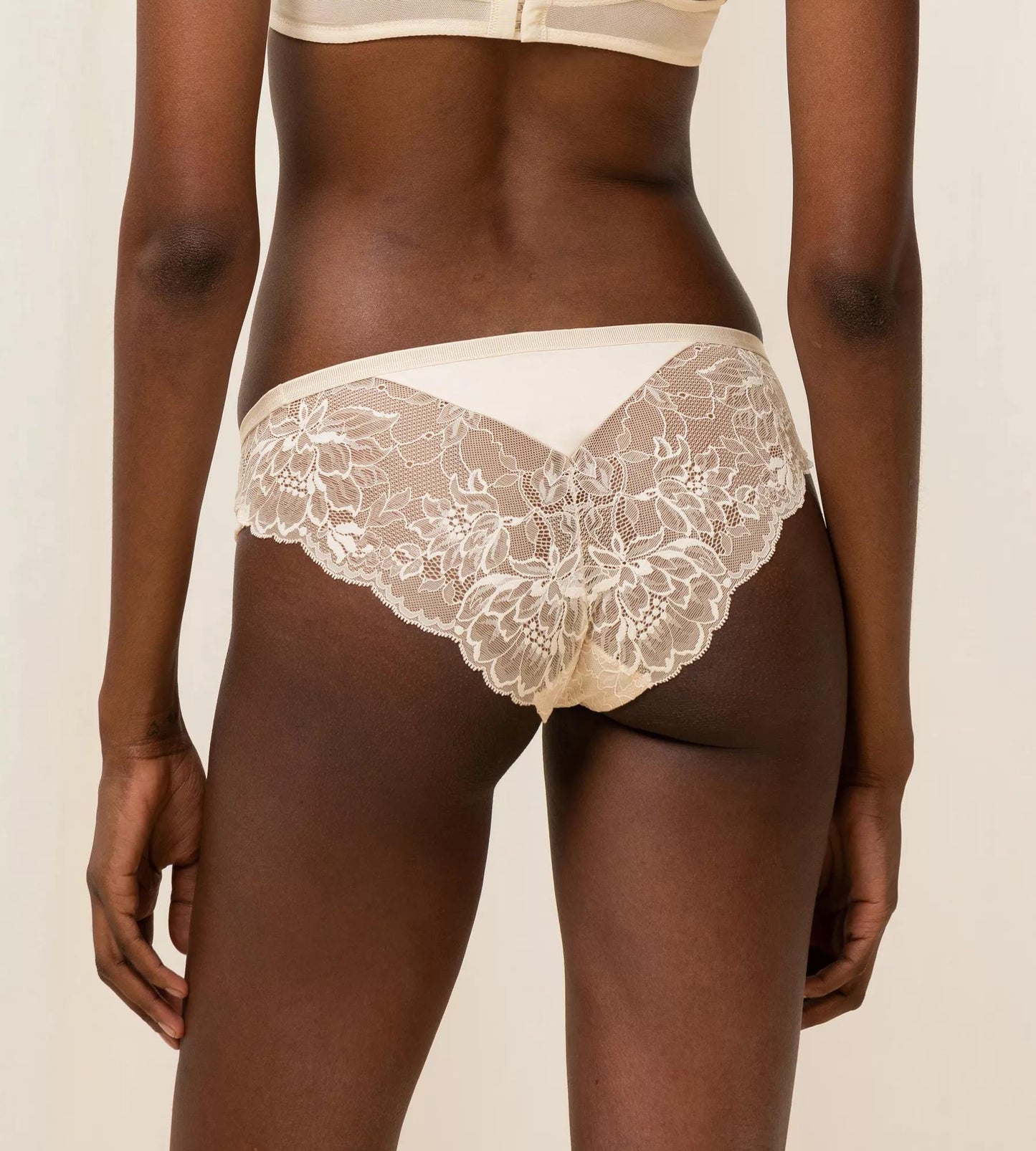 Amourette Charm Brazilian01 (Creamy Dream)