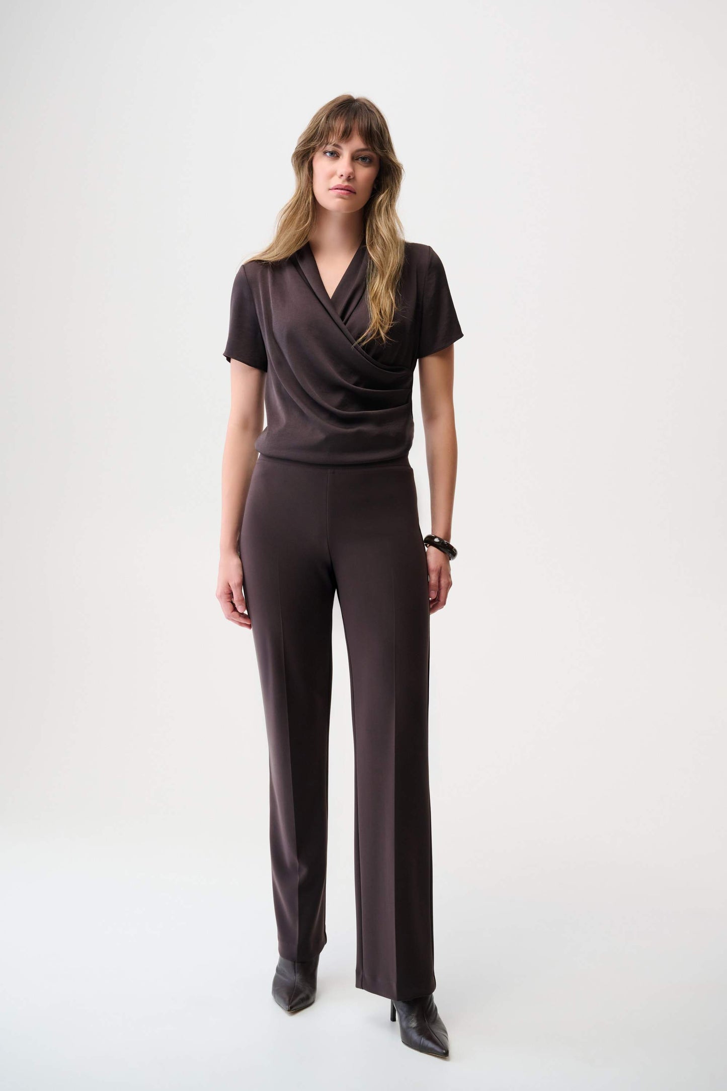 Wickelshirt aus recyceltem Satin und feinem Jersey (Mokka)