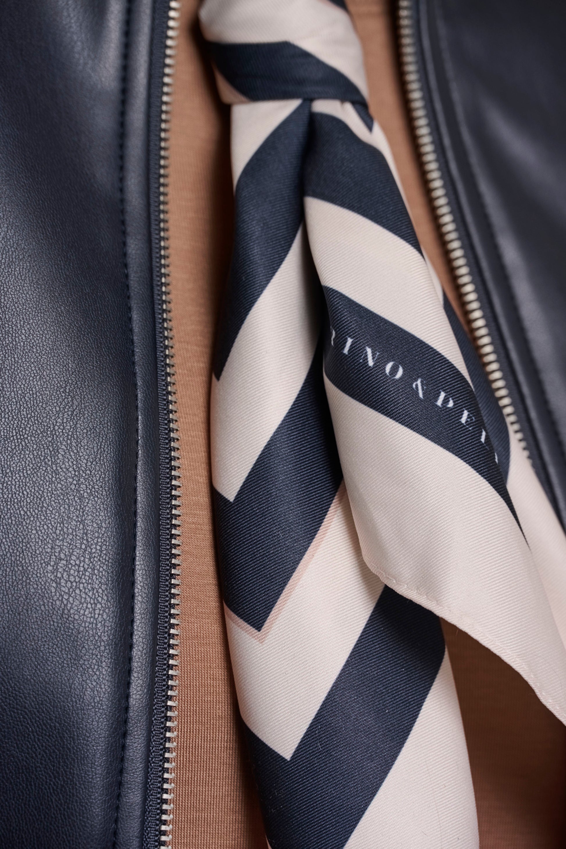 Maëlle.7002611 (Navy Birch)