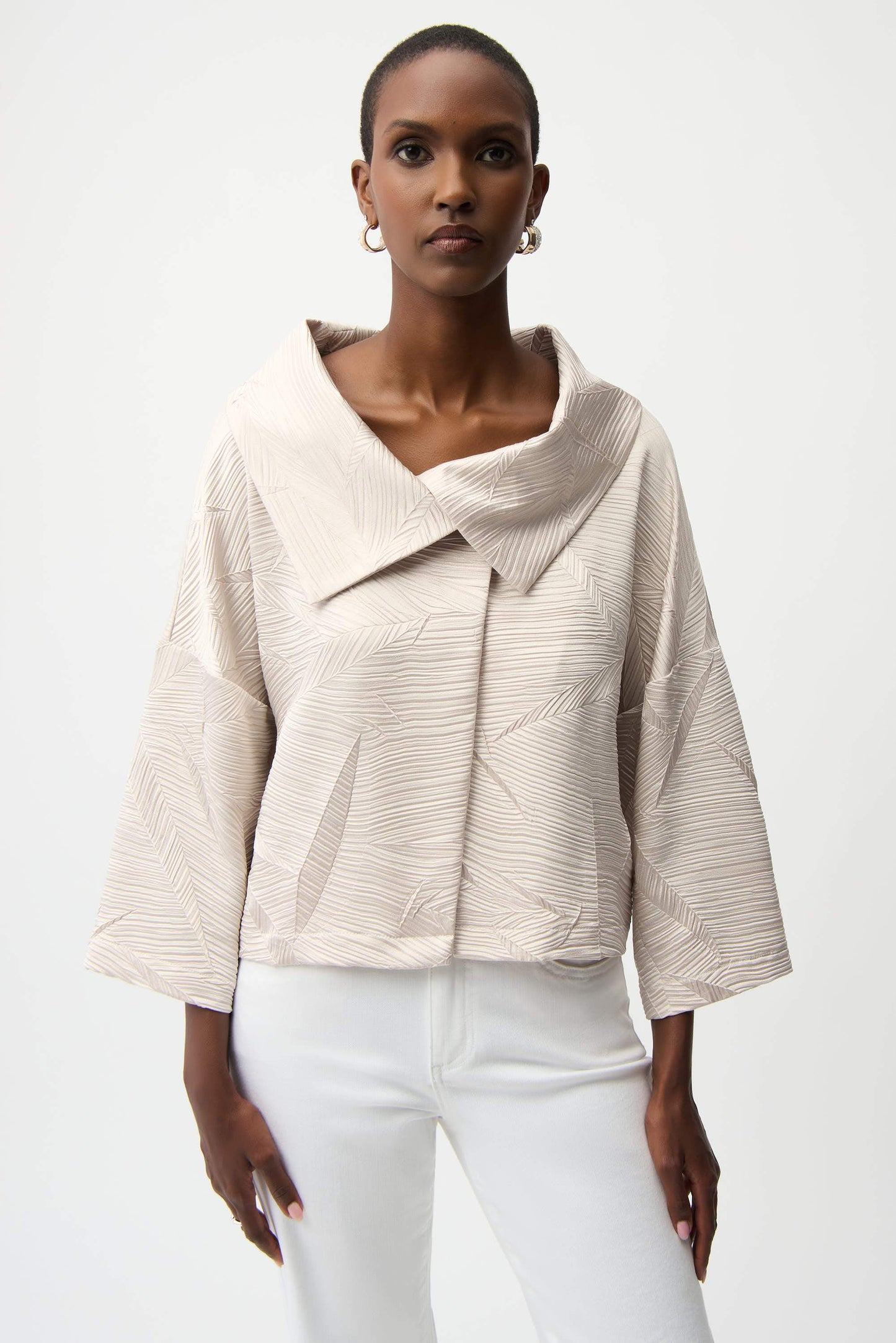 Boxy-Jacke aus plissiertem Satin mit Overlay-Kragen (Perlmutt)