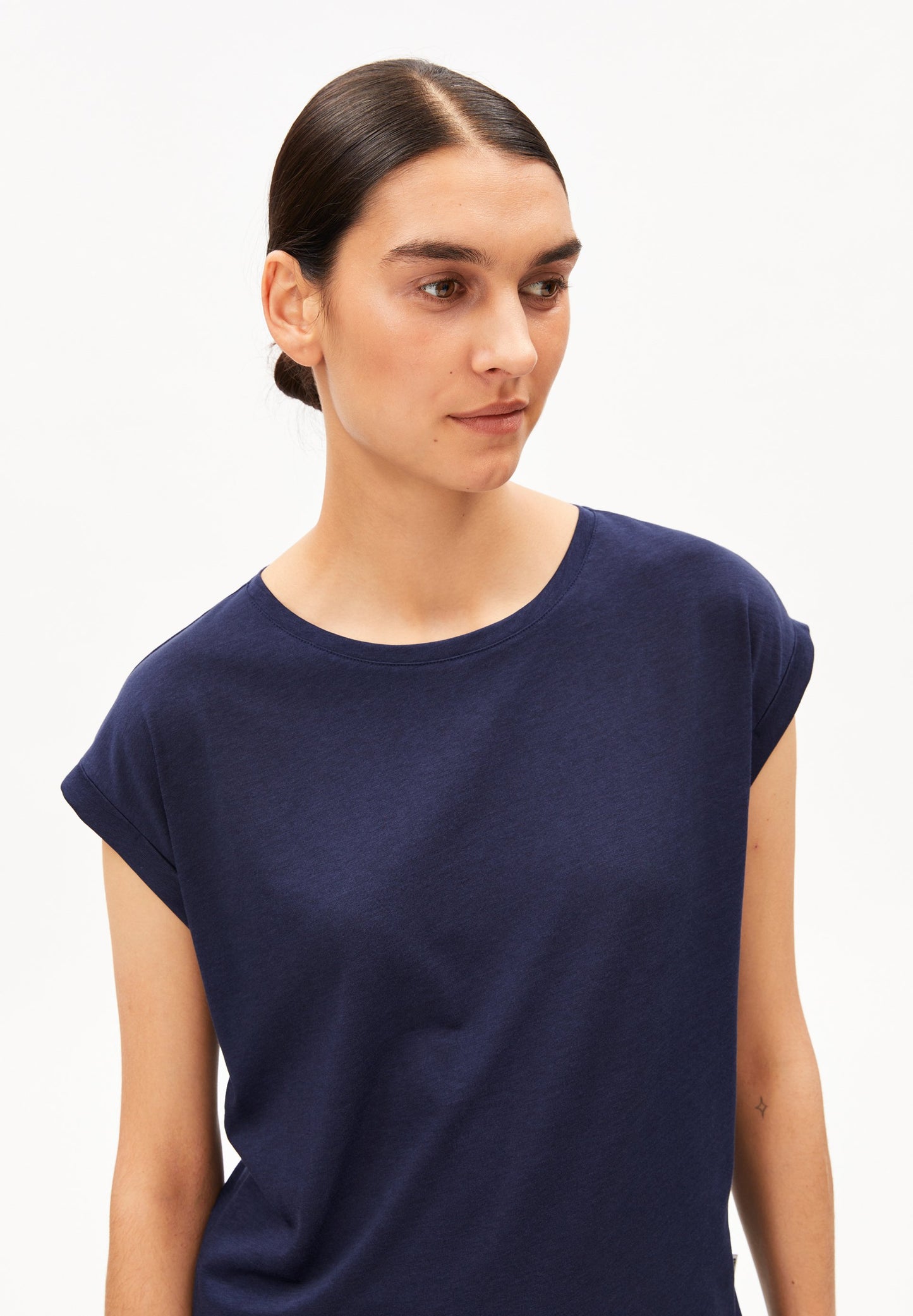 Jilaana T-shirt (Tinted Navy)