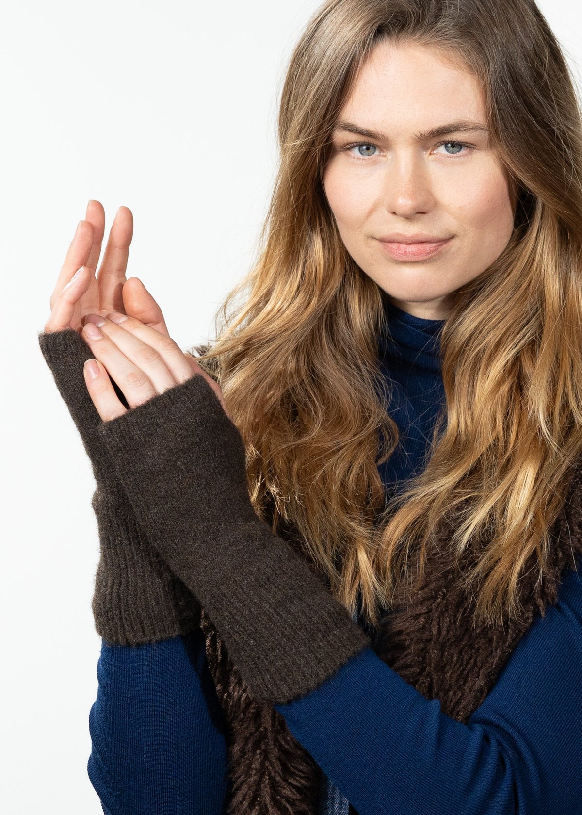 Fhearna Fingerless Gloves (Beige Dark Brown)