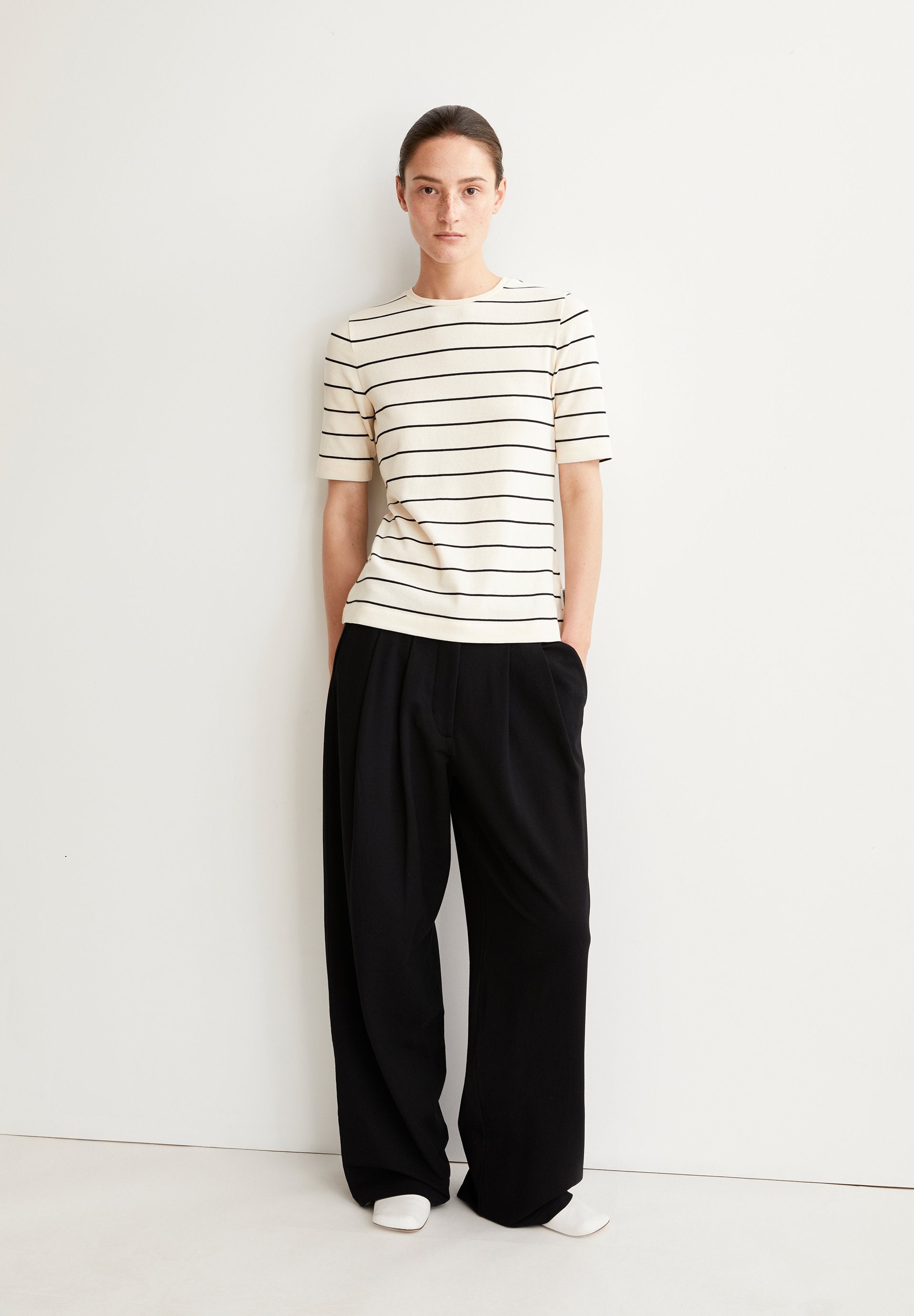 Jaanisara Fine Stripe T-shirt (Oatmilk-black)