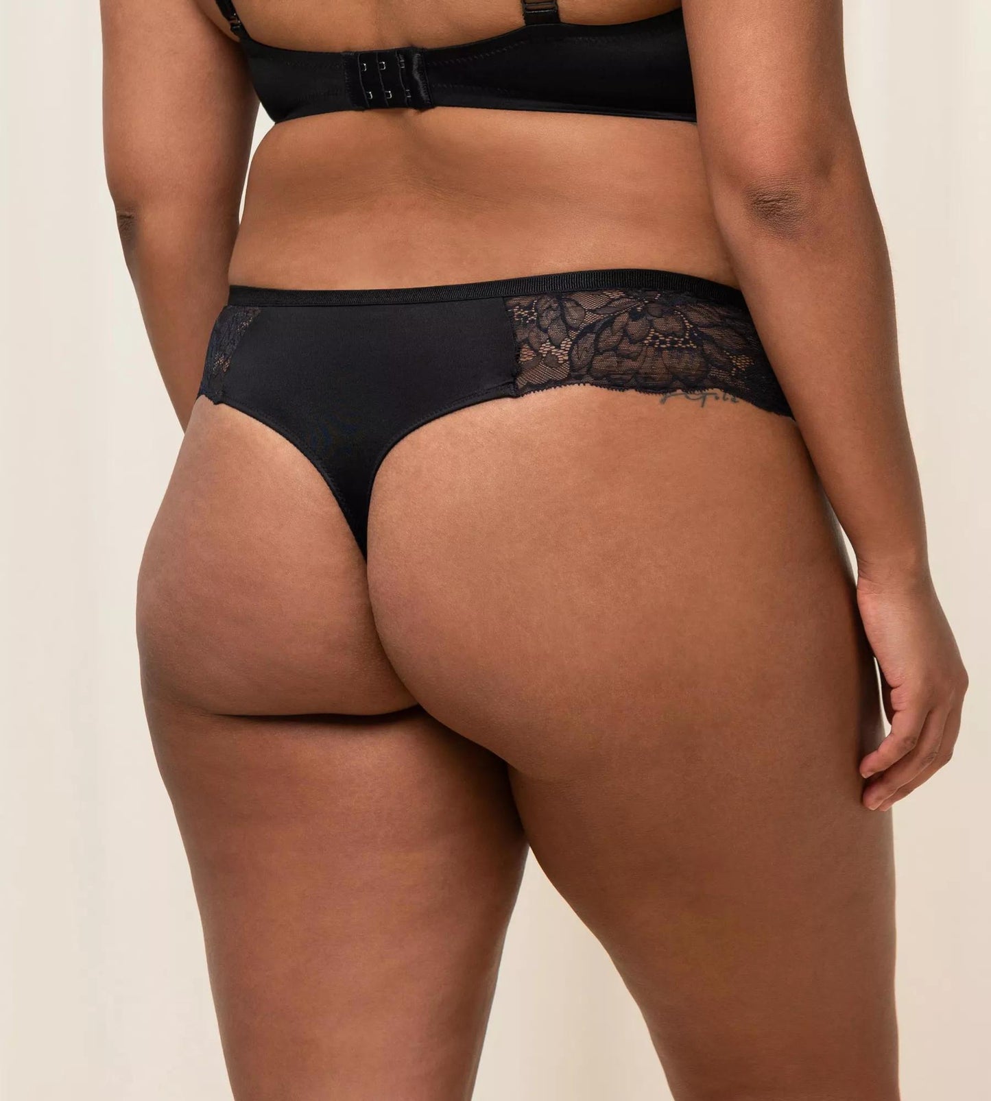 Amourette Charm Hipster String01 (Black)