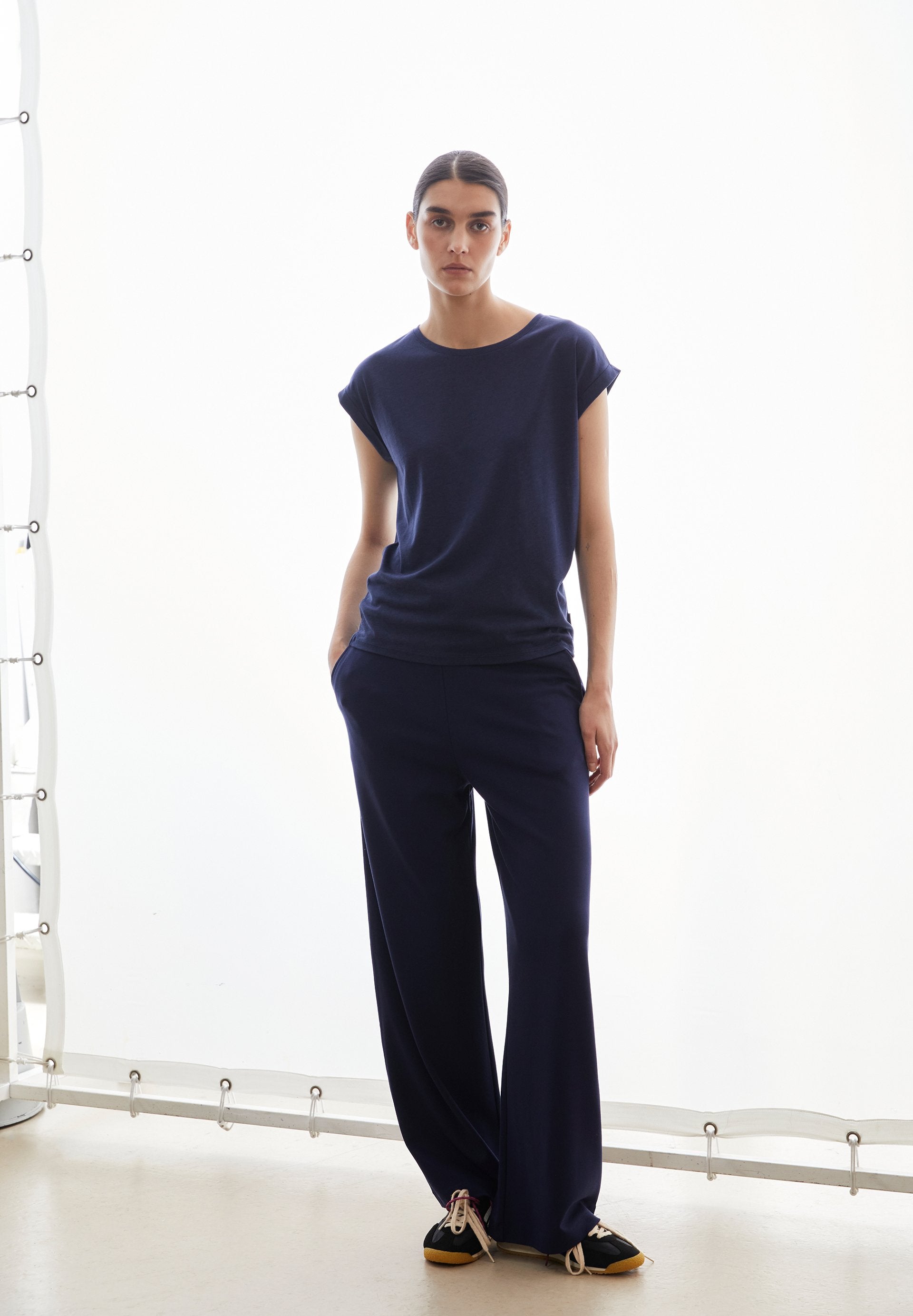 Jilaana T-shirt (Tinted Navy)