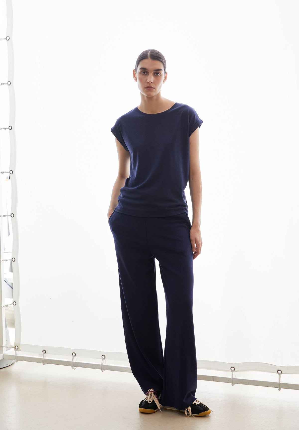 Jilaana T-shirt (Tinted Navy)