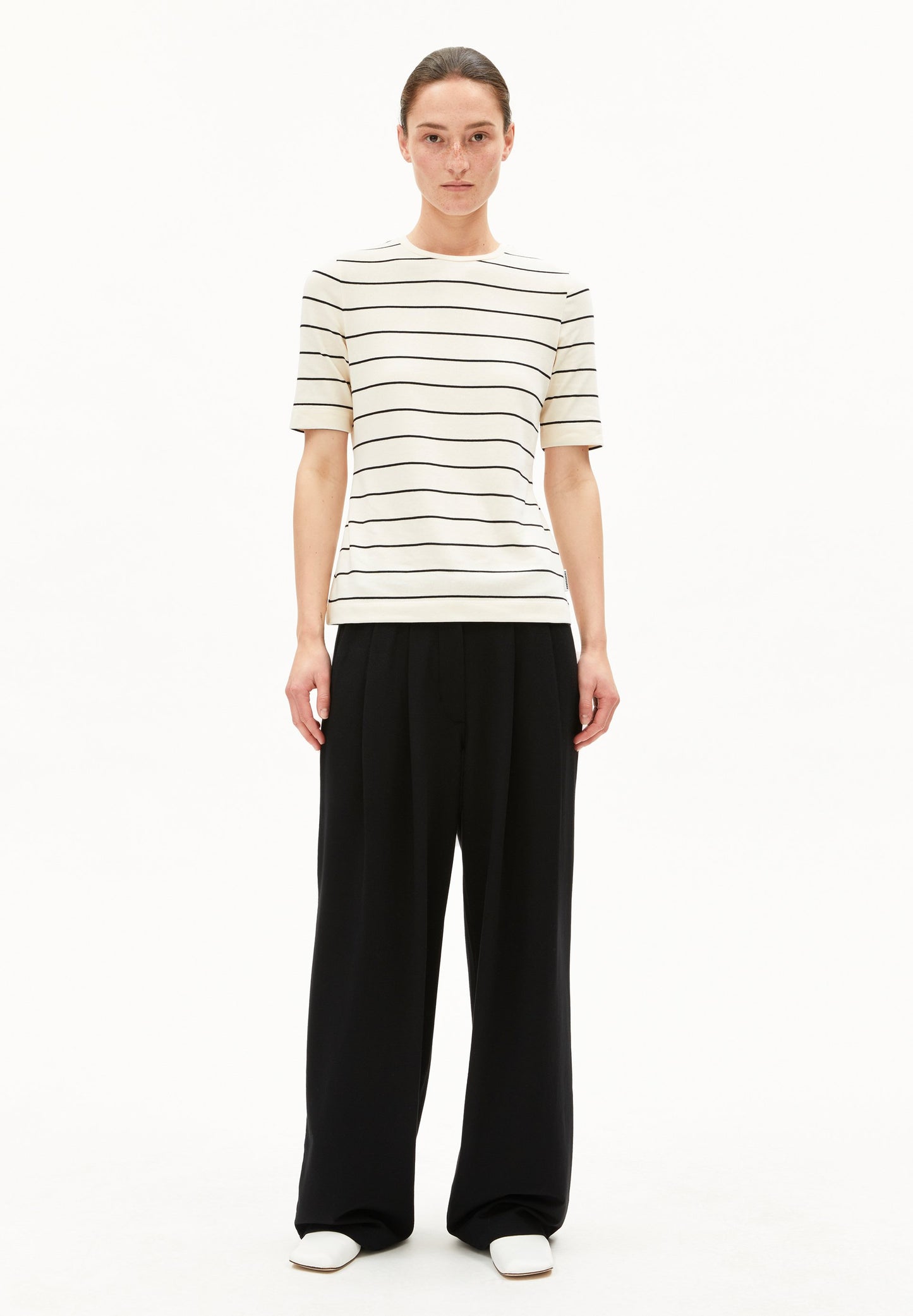 Jaanisara Fine Stripe T-shirt (Oatmilk-black)