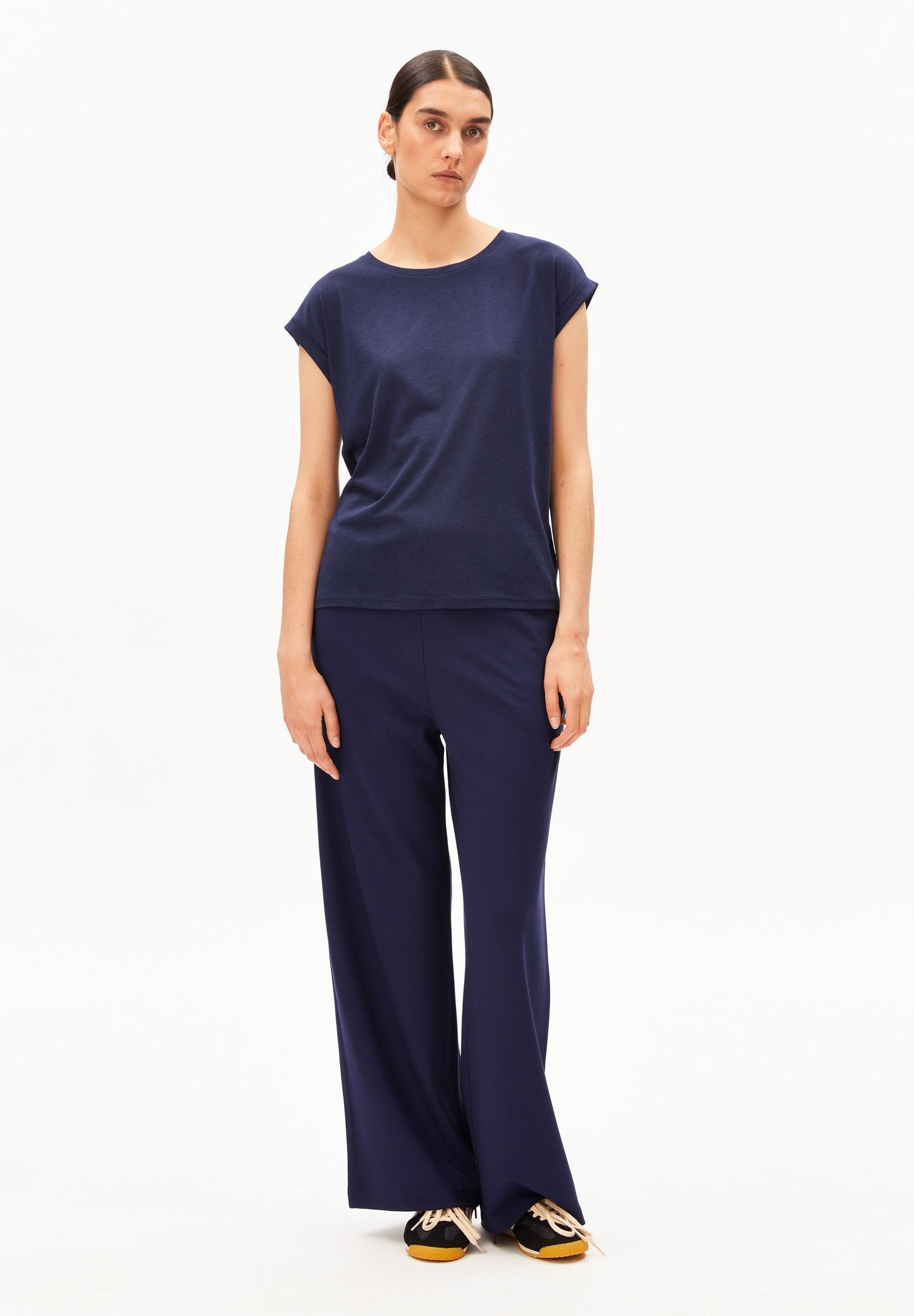 Jilaana T-shirt (Tinted Navy)