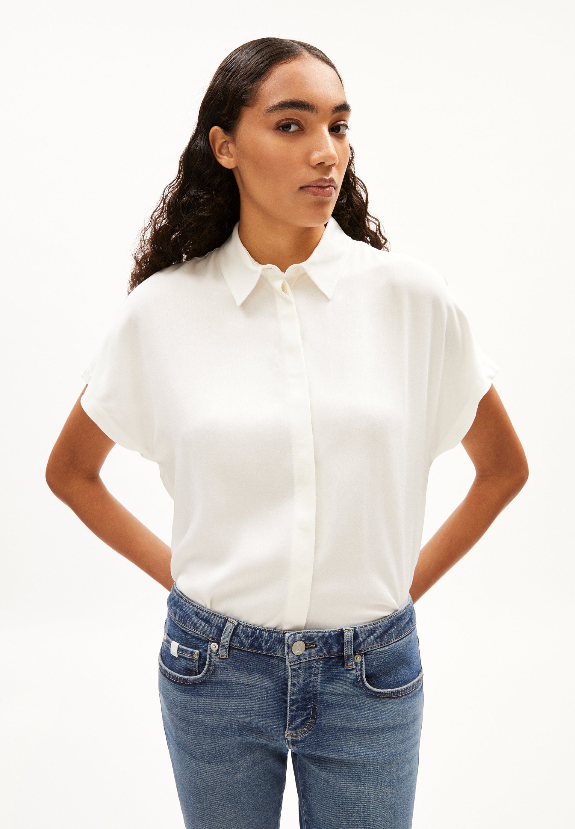 Larisaana (Off White)