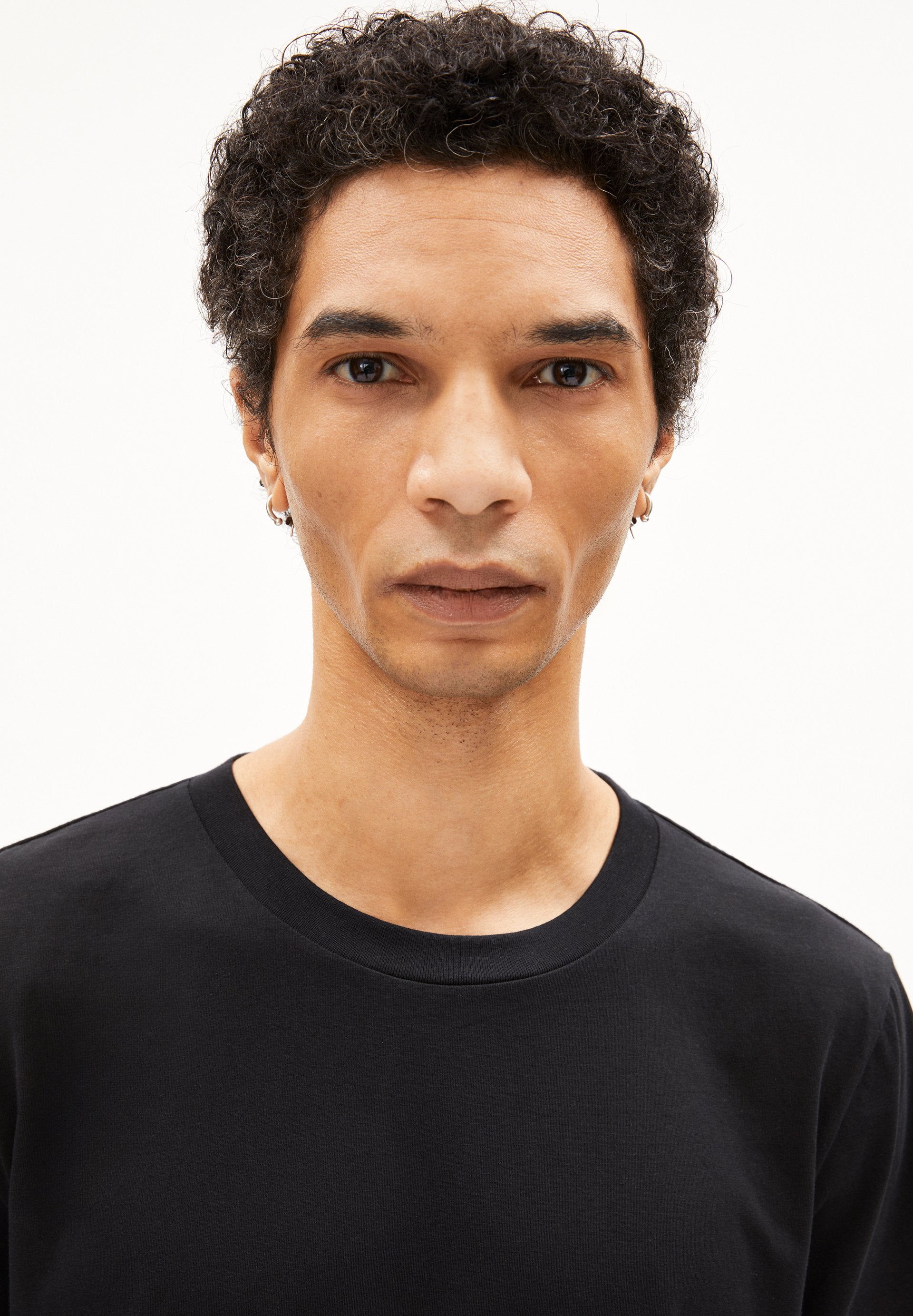Jaames (Black)