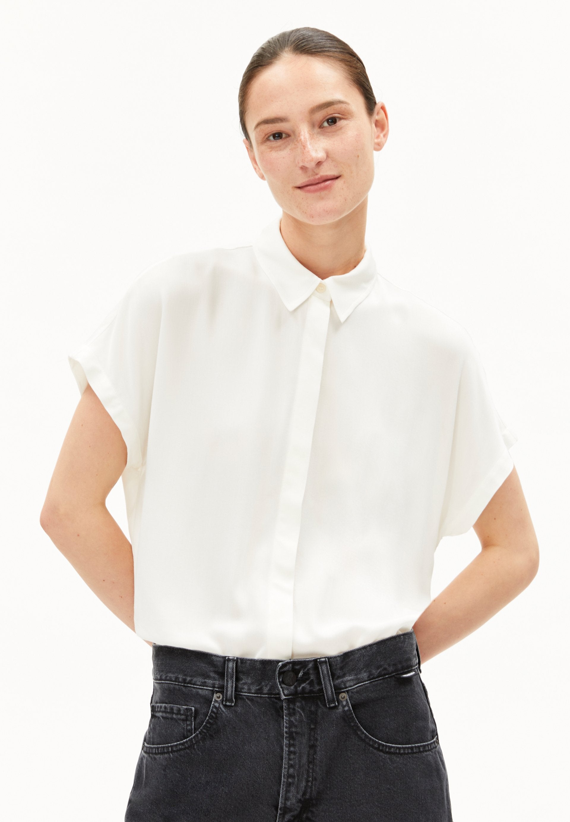 Larisaana (Off White)