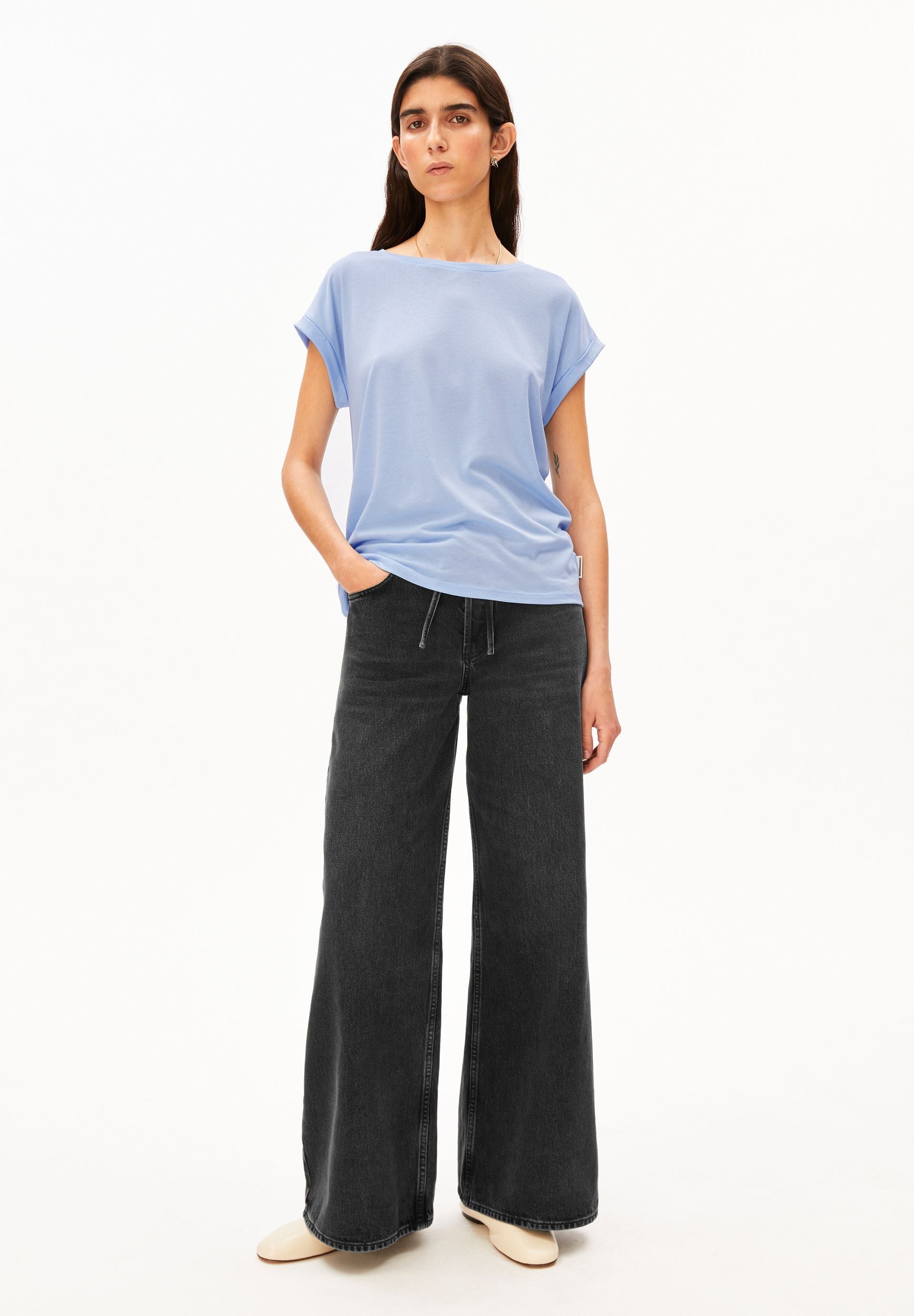 Jilaana T-shirt (Soft Blue)