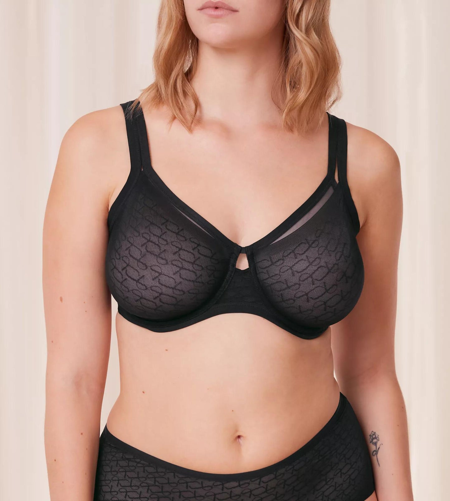 Triumph Signature Sheer W01 EX (Black)