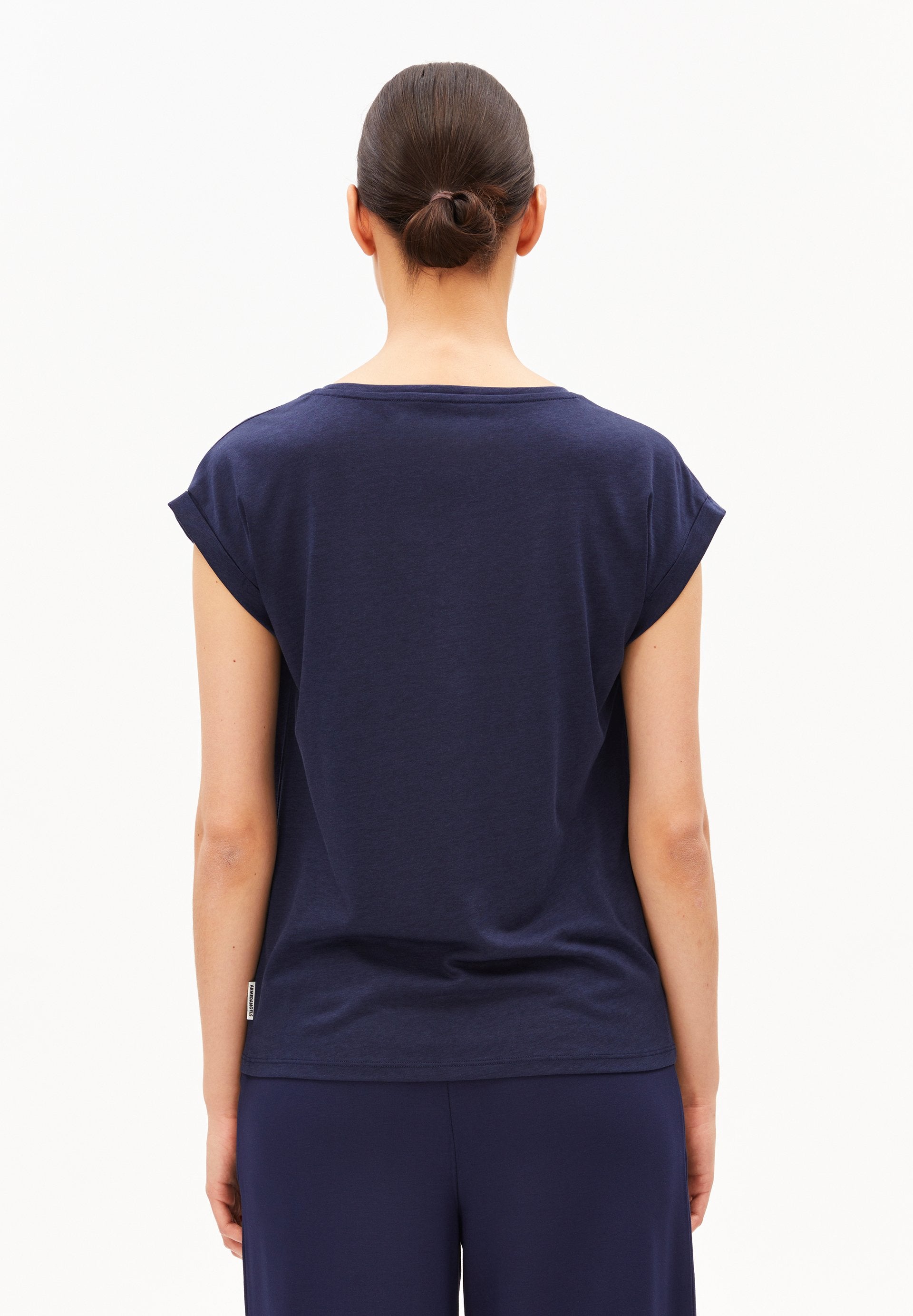 Jilaana T-shirt (Tinted Navy)