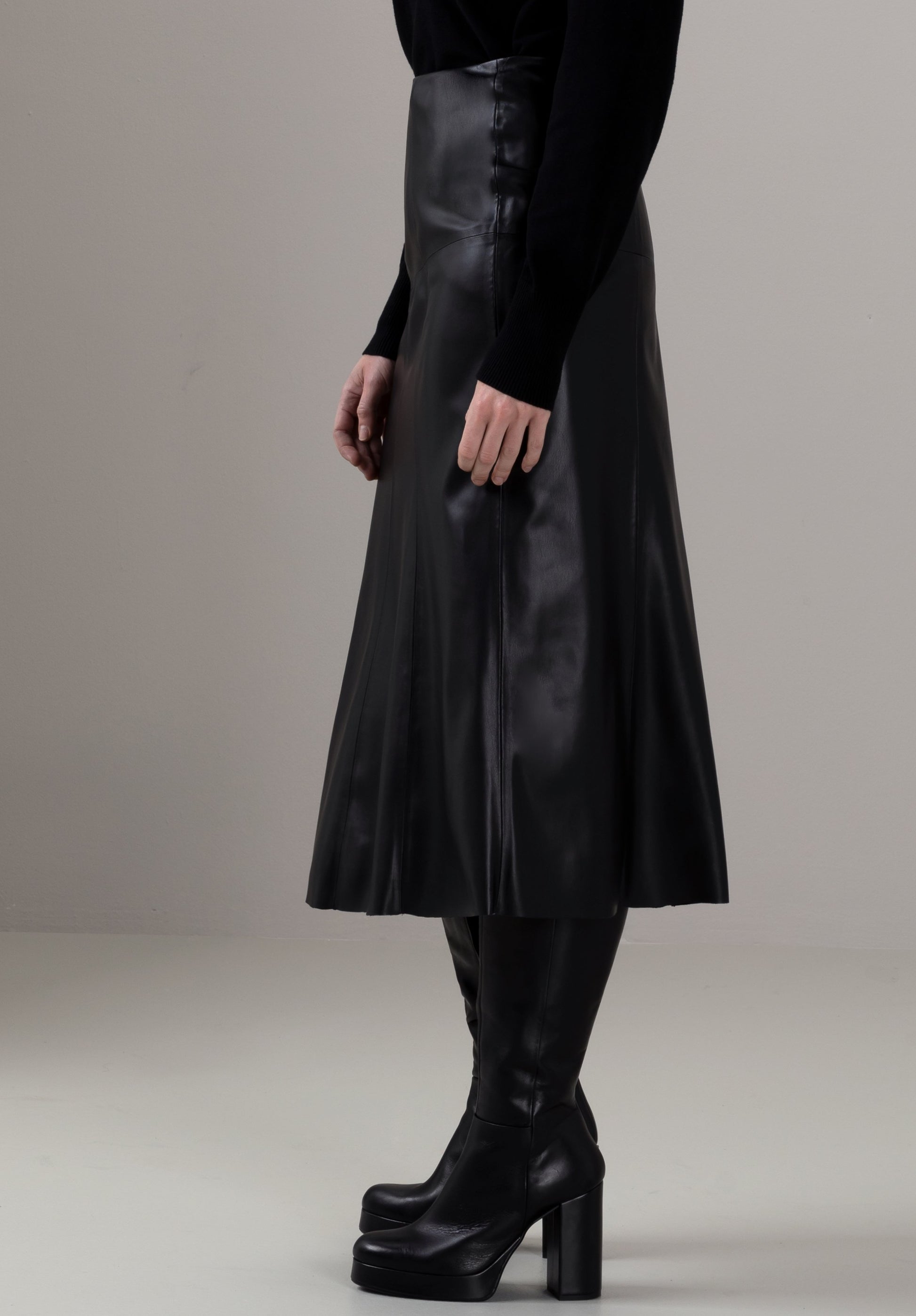 Rika (Black)