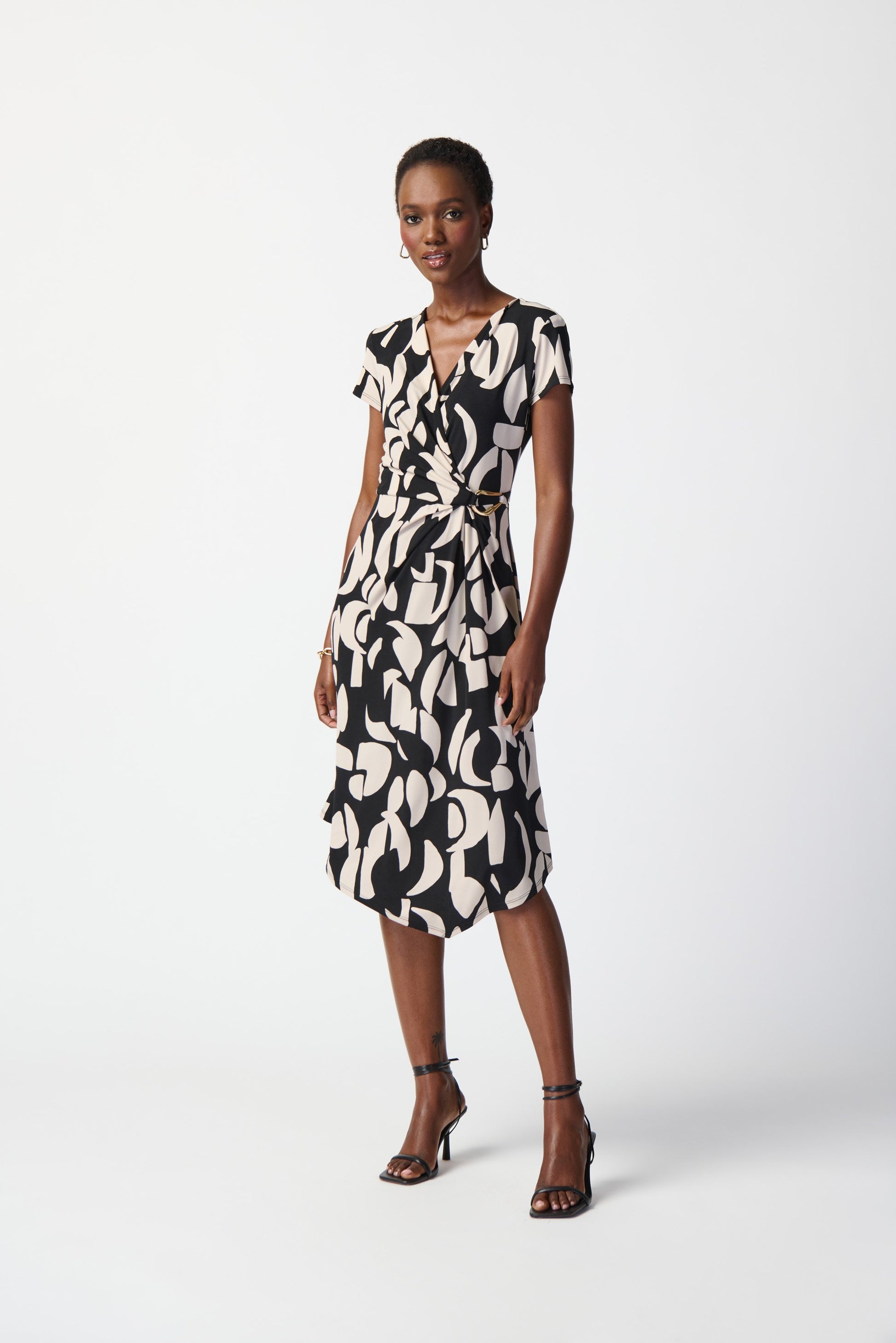 Wickelkleid aus Jersey mit abstraktem Muster (Schwarz/perlmut)