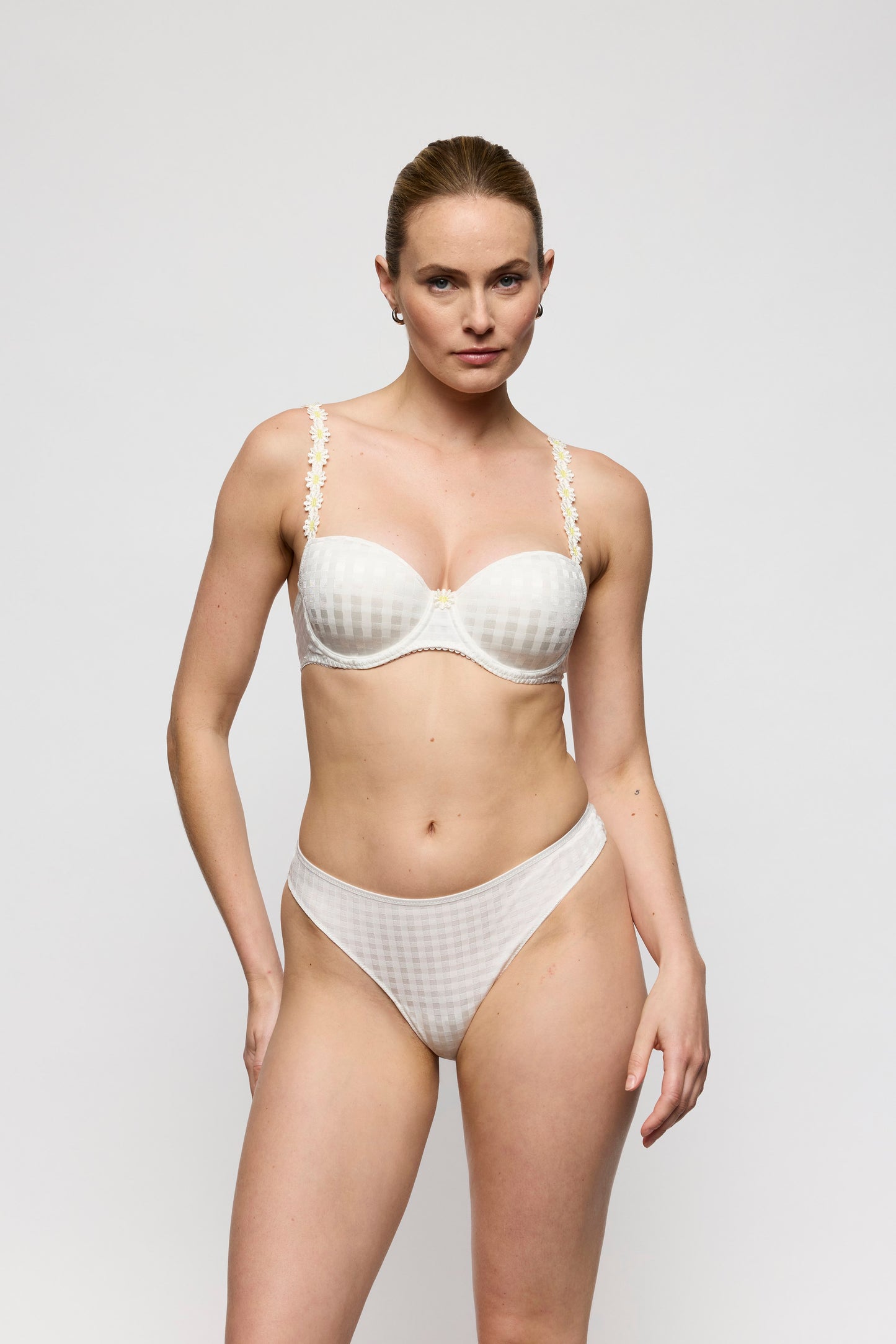 AVERO Ivory Petal String (Iyp)