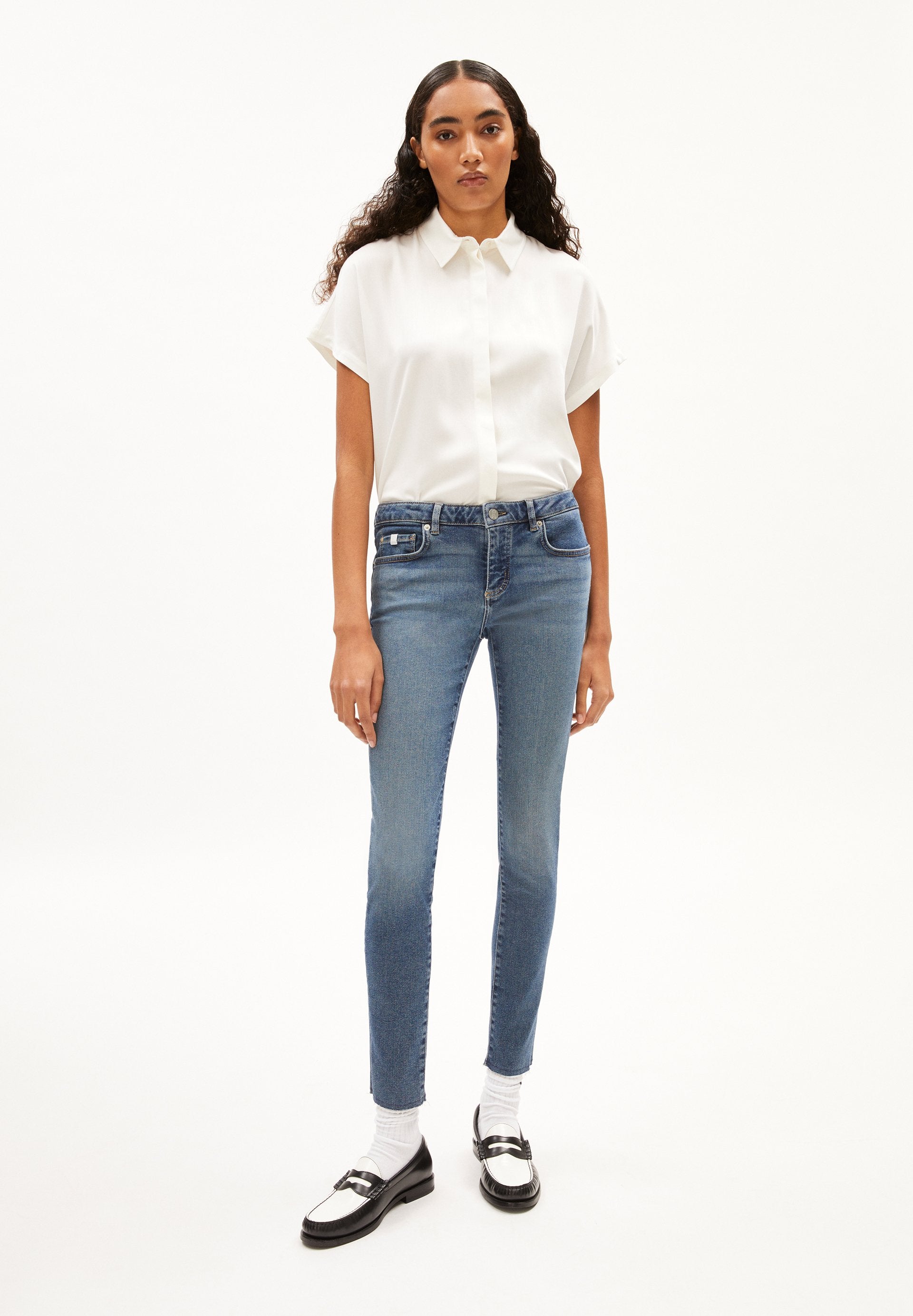 Larisaana (Off White)