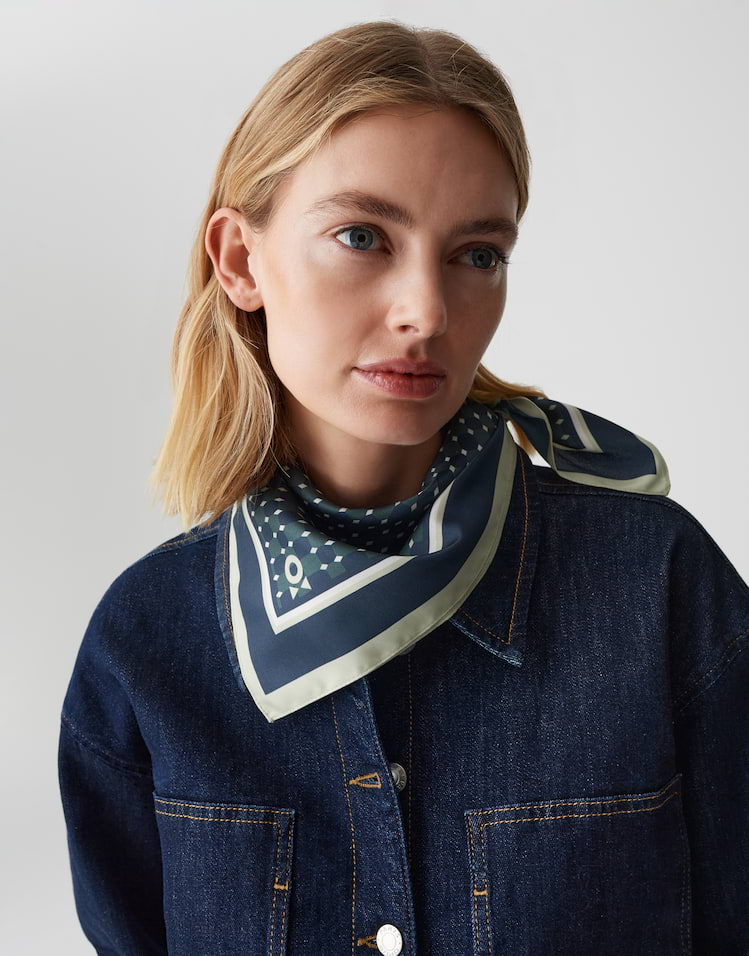 Amindy scarf