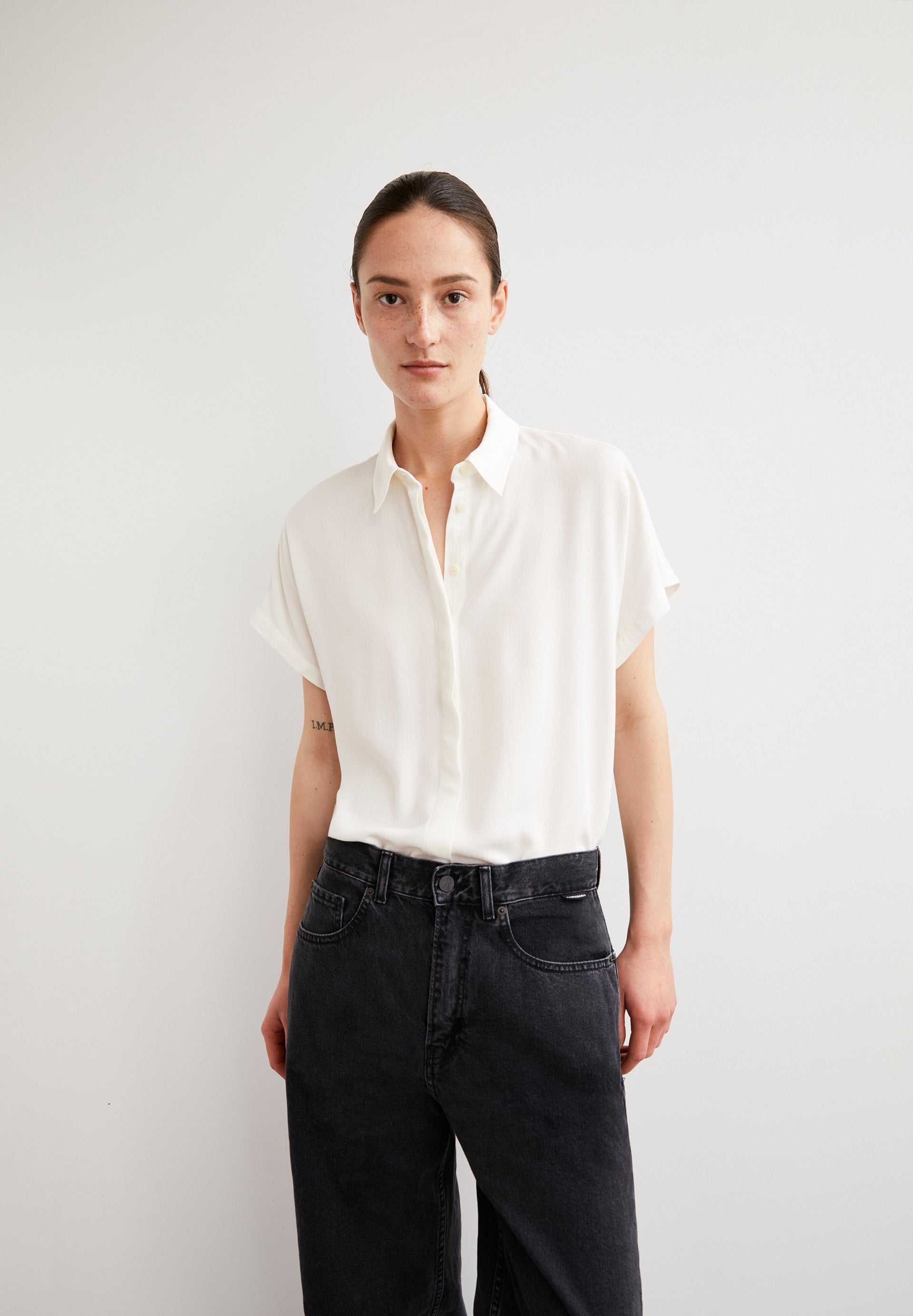 Larisaana (Off White)