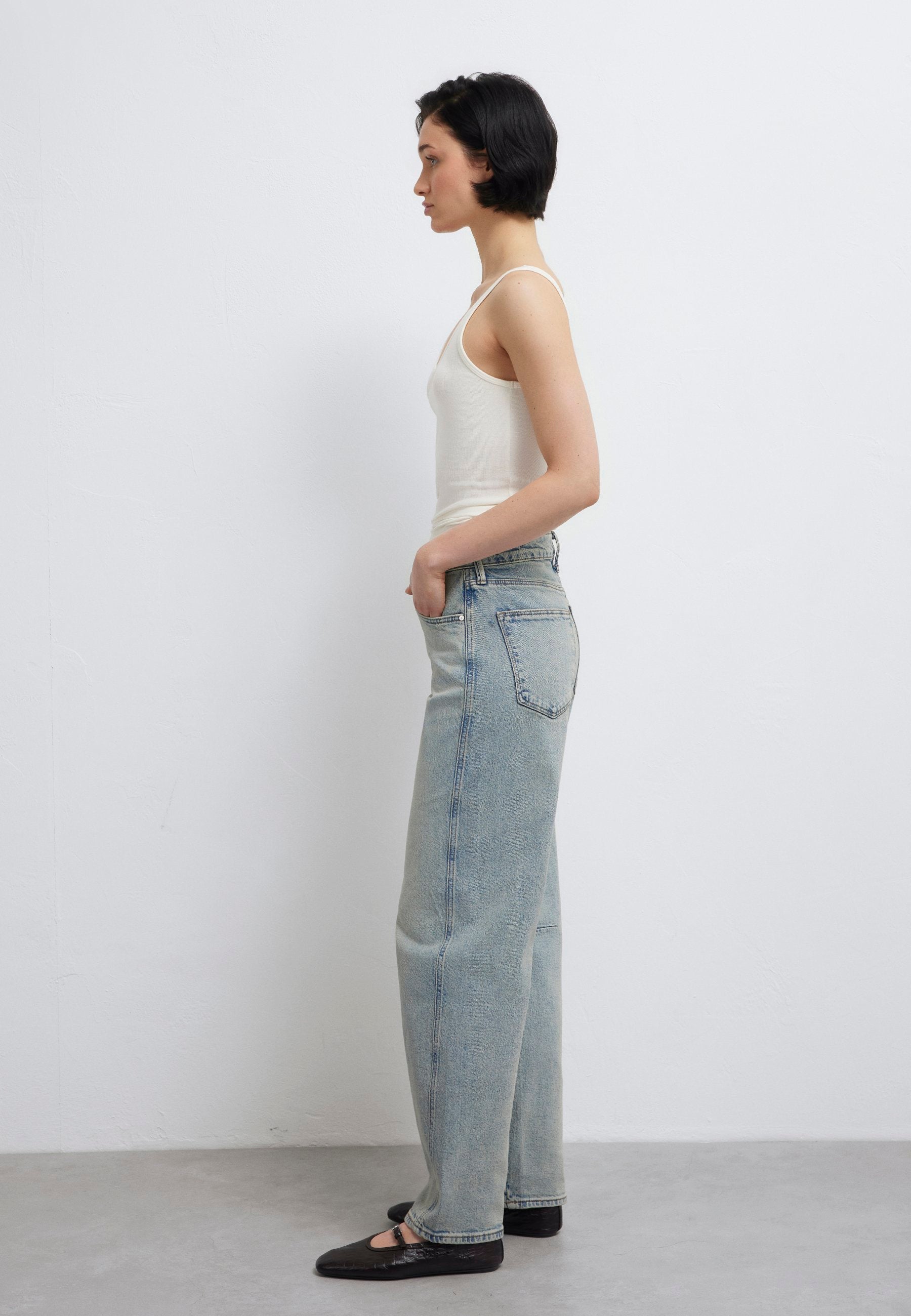 LEILA W/Cut (Lt Used 90's)