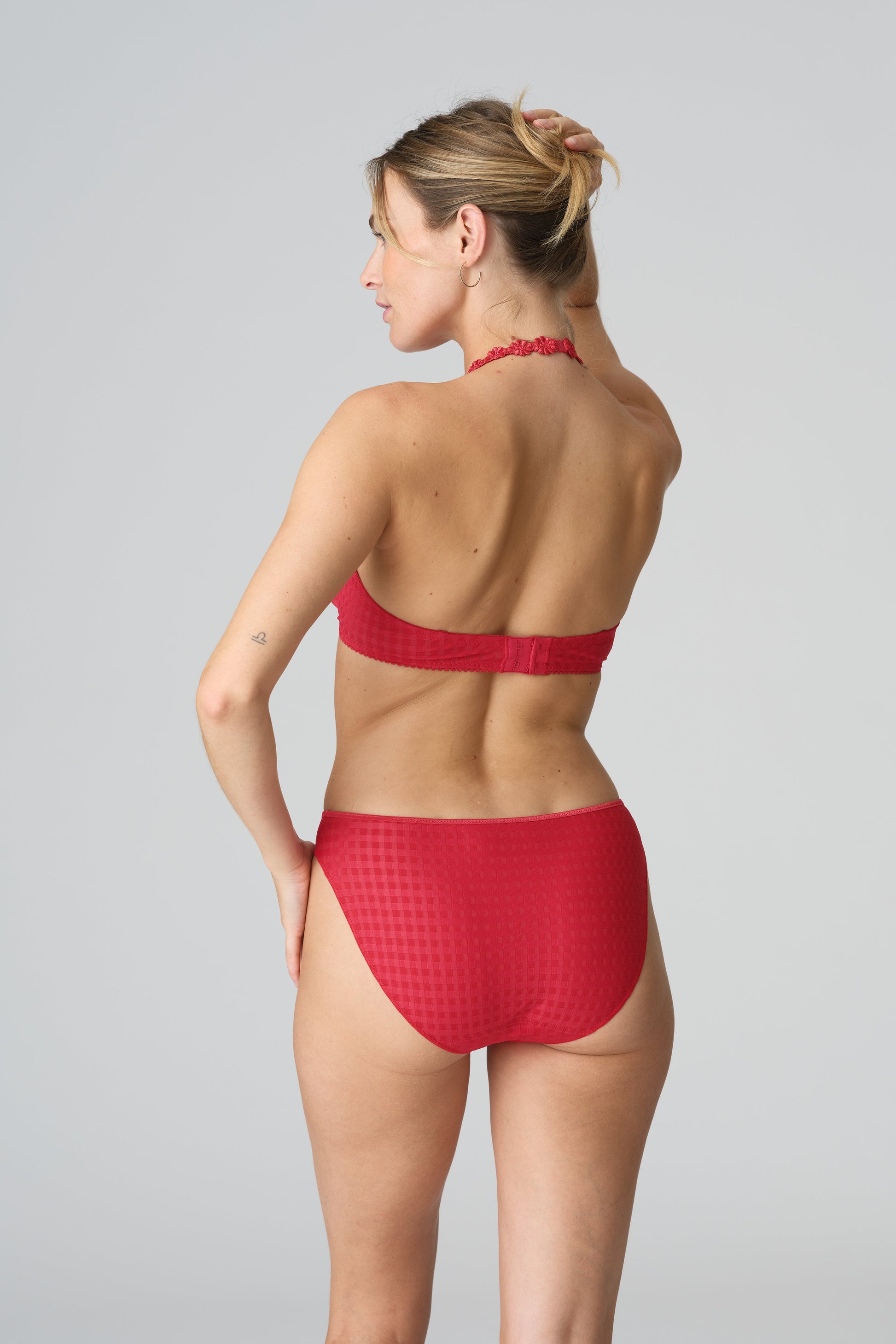 AVERO scarlet Rioslip (Sca)